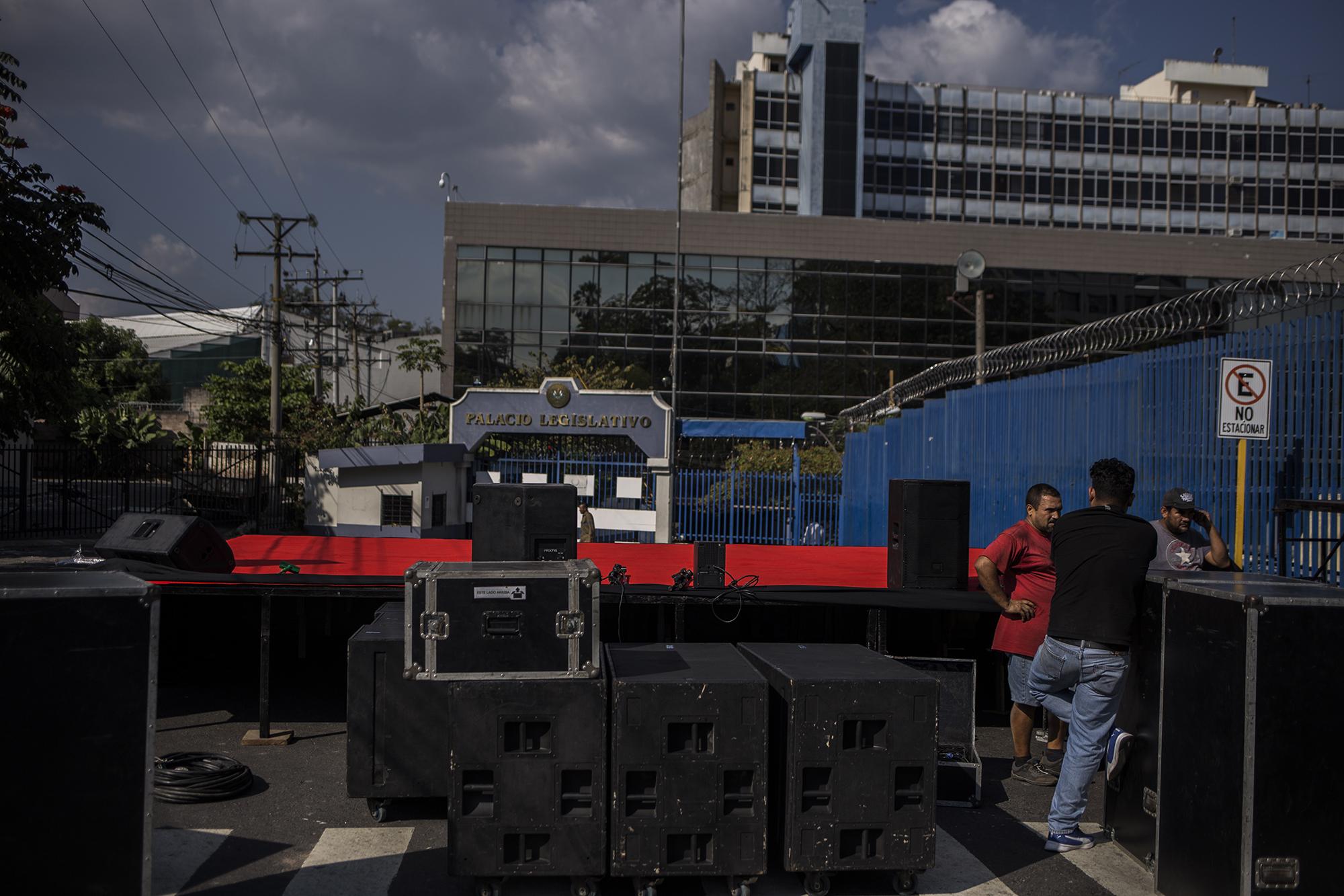 Las tarimas instaladas frente a la Asamblea Legislativa fueron trasladadas en camiones de la Fuerza Armada y montadas por empleados de mantenimiento de Casa Presidencial. Foto de El Faro: Víctor Peña. 