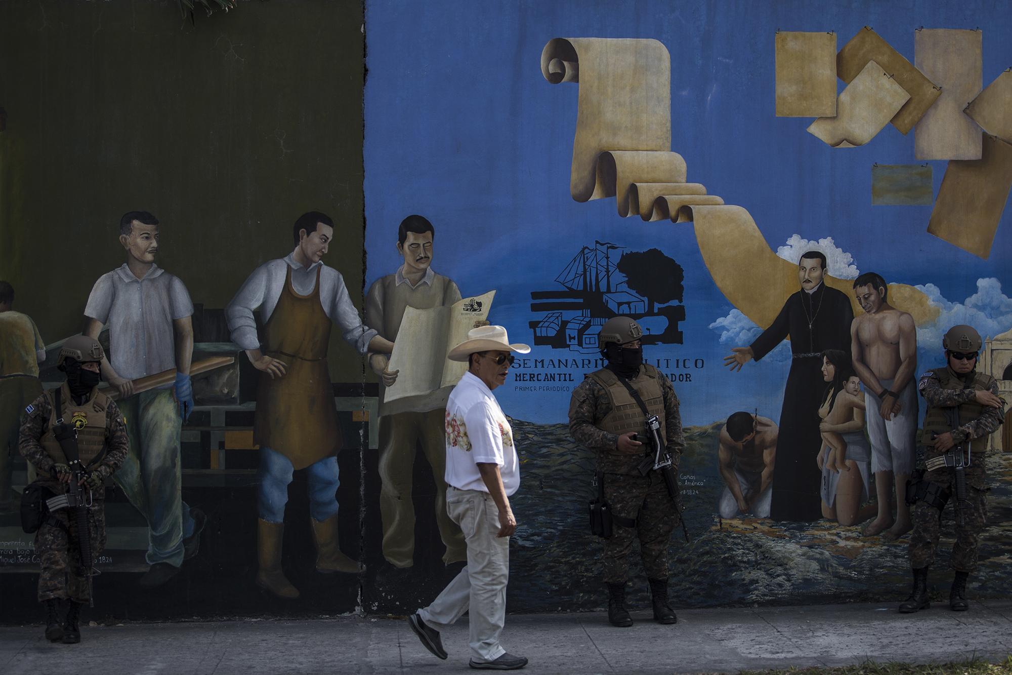 Troops took over the streets surrounding the Legislative Assembly on February 8. Dozens of soldiers watched over the blocks where the president called the people to protest against members of Congress on February 9. Photo by Victor Peña.