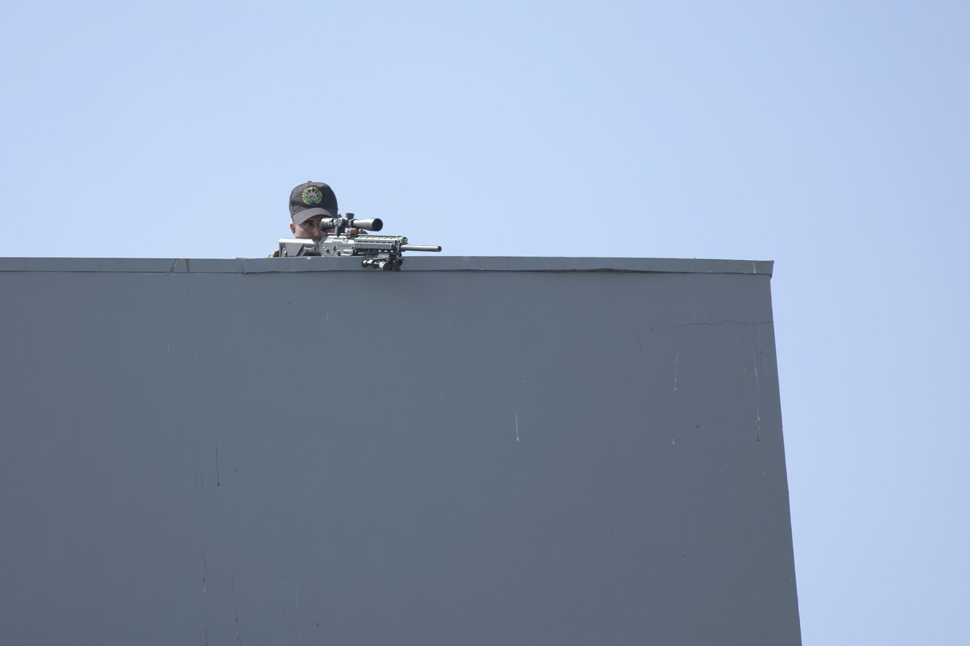 From early Saturday morning, snipers from the National Military stood guard from the tops of the buildings surrounding the Legislative Assembly, their eyes trained on the stage that Bukele’s staffers built in front of the legislative building. The snipers remaine until the president finished his speech, at around 5:20 p.m. Photo by Carlos Barrera.