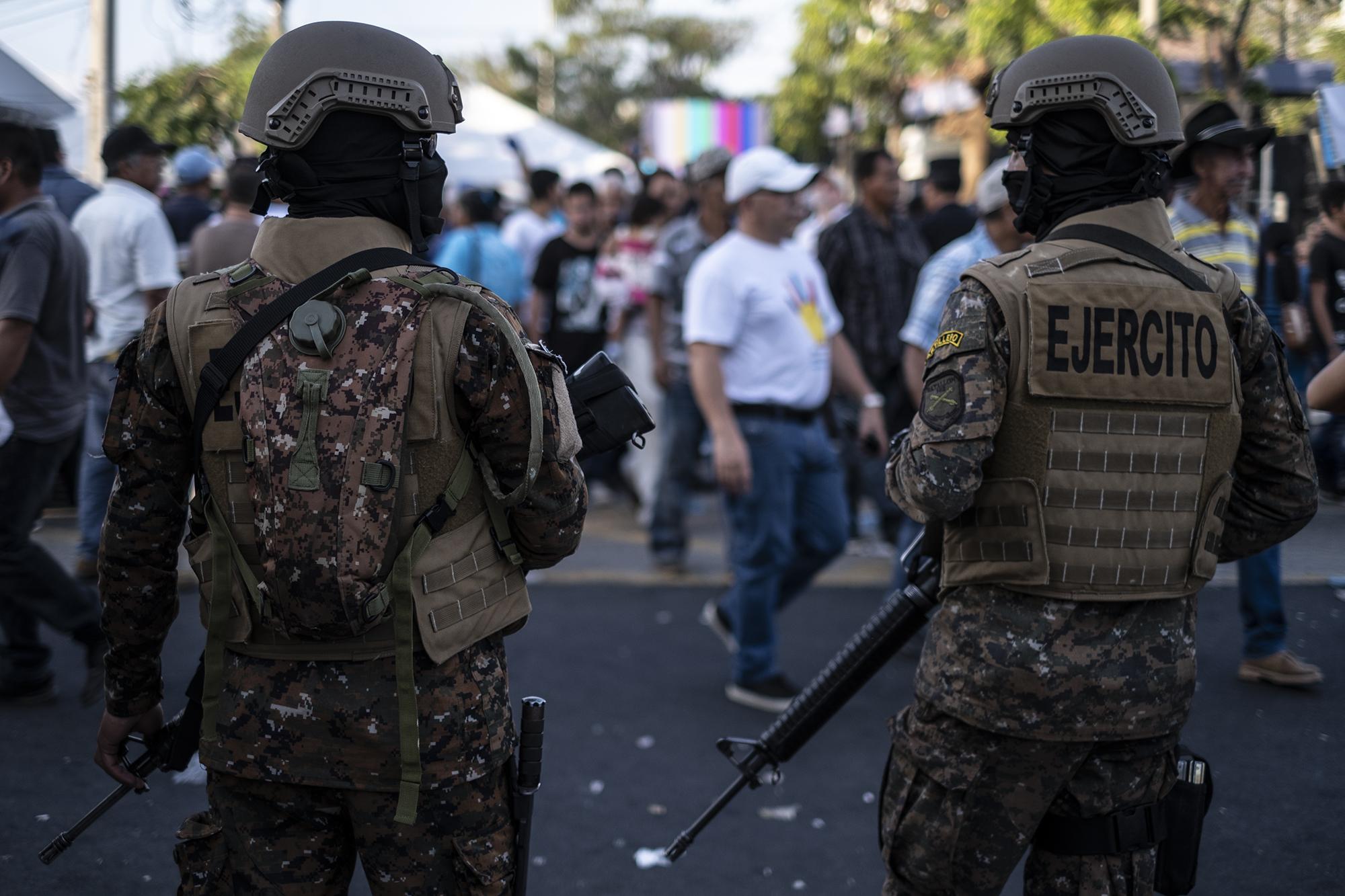 The National Army, under orders of President Nayib Bukele, is deployed outside the halls of the Legislative Assembly in an effort to pressure the passage of a $109 millon dollar security plan. Foto de El Faro: Carlos Barrera