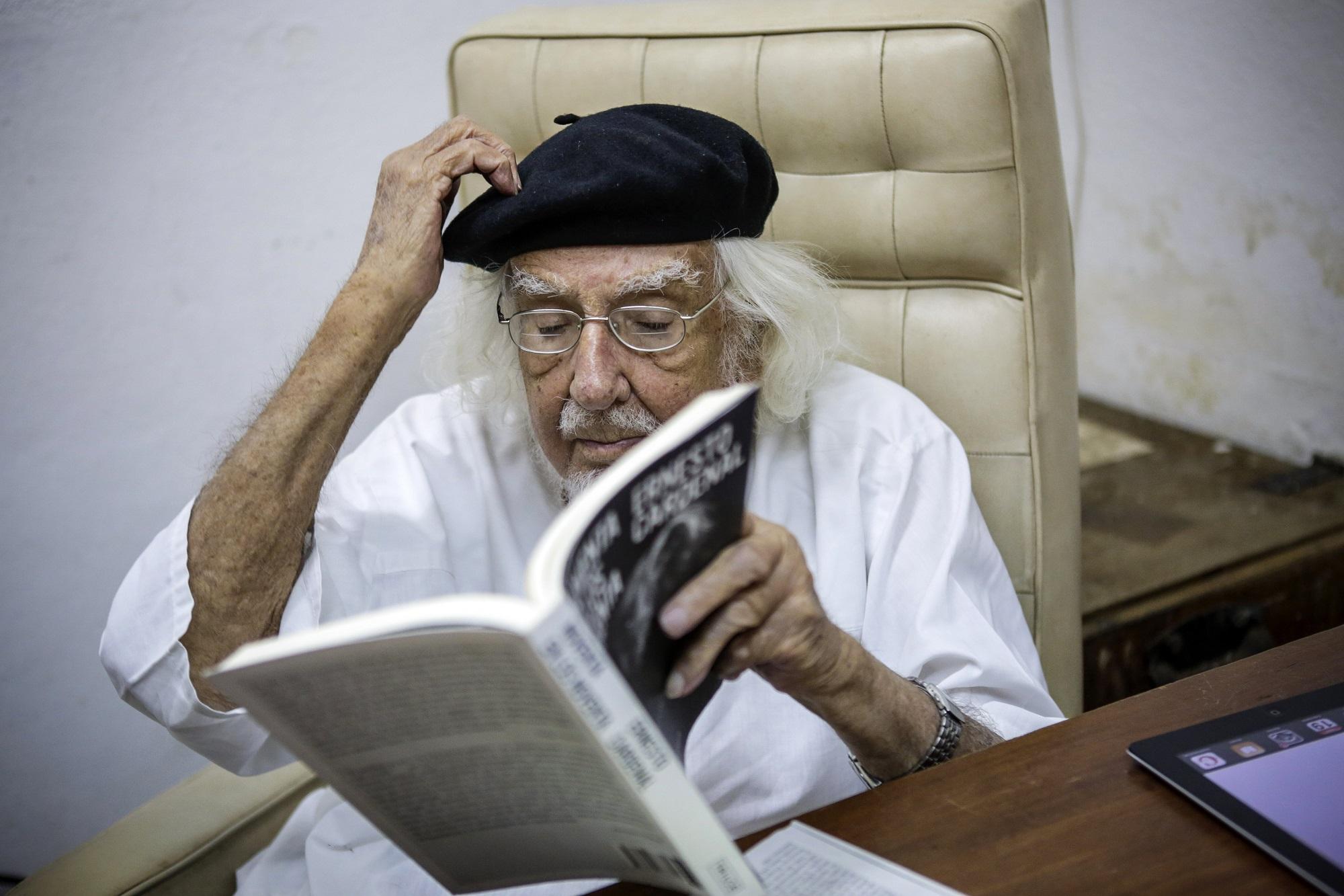 Nicaraguan Priest Ernesto Cardenal reads a book at his office in Managua on January 19, 2015. AFP photo by Inti Ocon. 