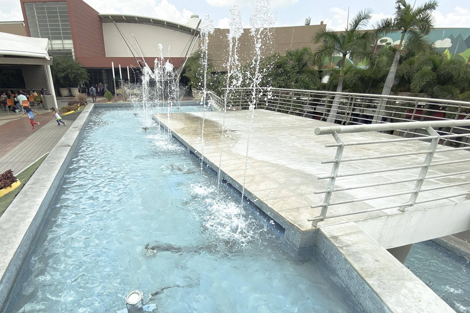 Just 1.1 miles away from San Ernesto, lies an oasis: a cascading fountain in the Plaza Mundo mall. Photo: Carlos Barrera/El Faro