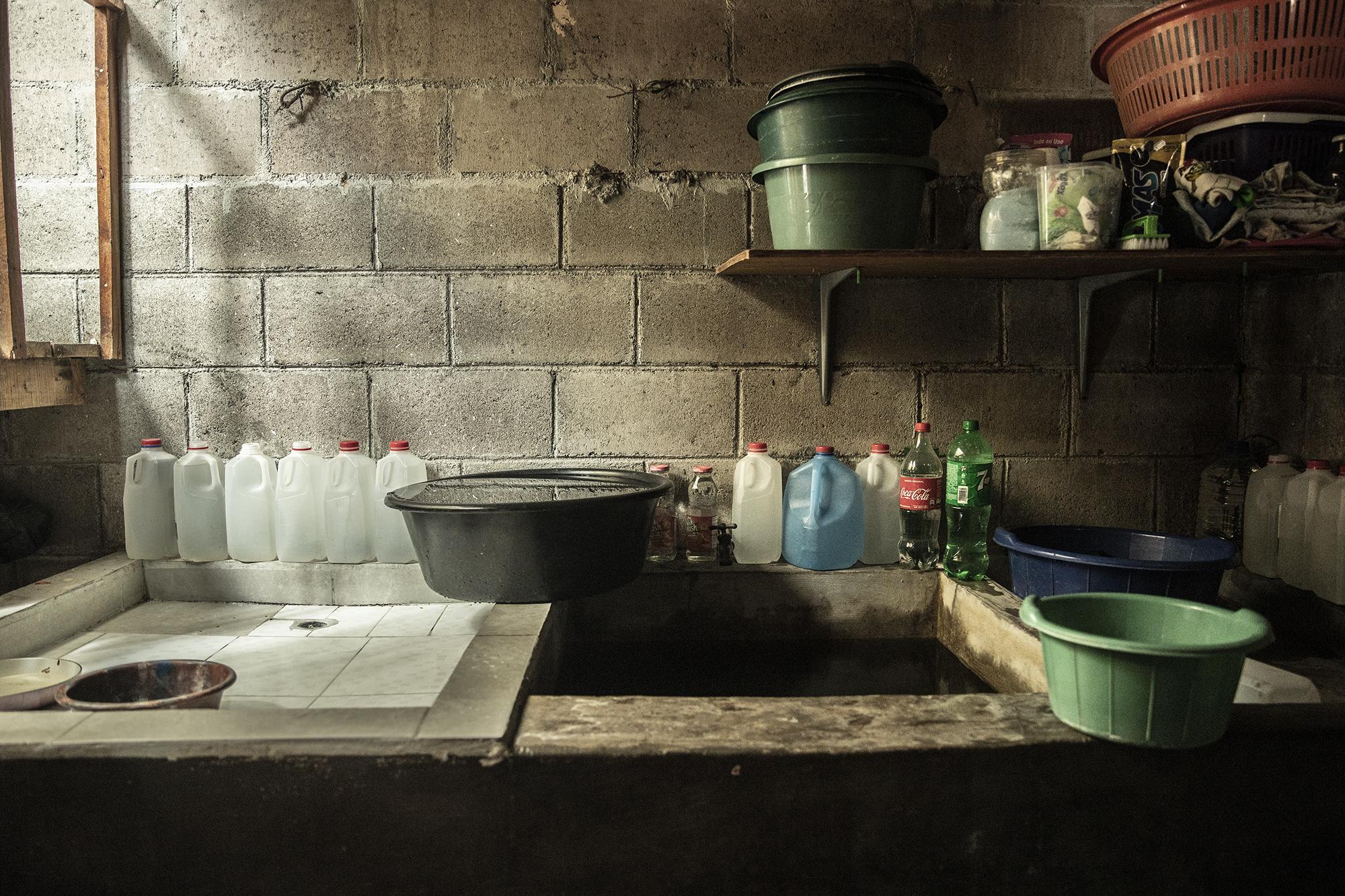 Some families in the San Ernesto community opted to buy water tanks to maintain a reserve. Most of the time they remain empty, lacking the pressure to work properly. Photo: Carlos Barrera/El Faro