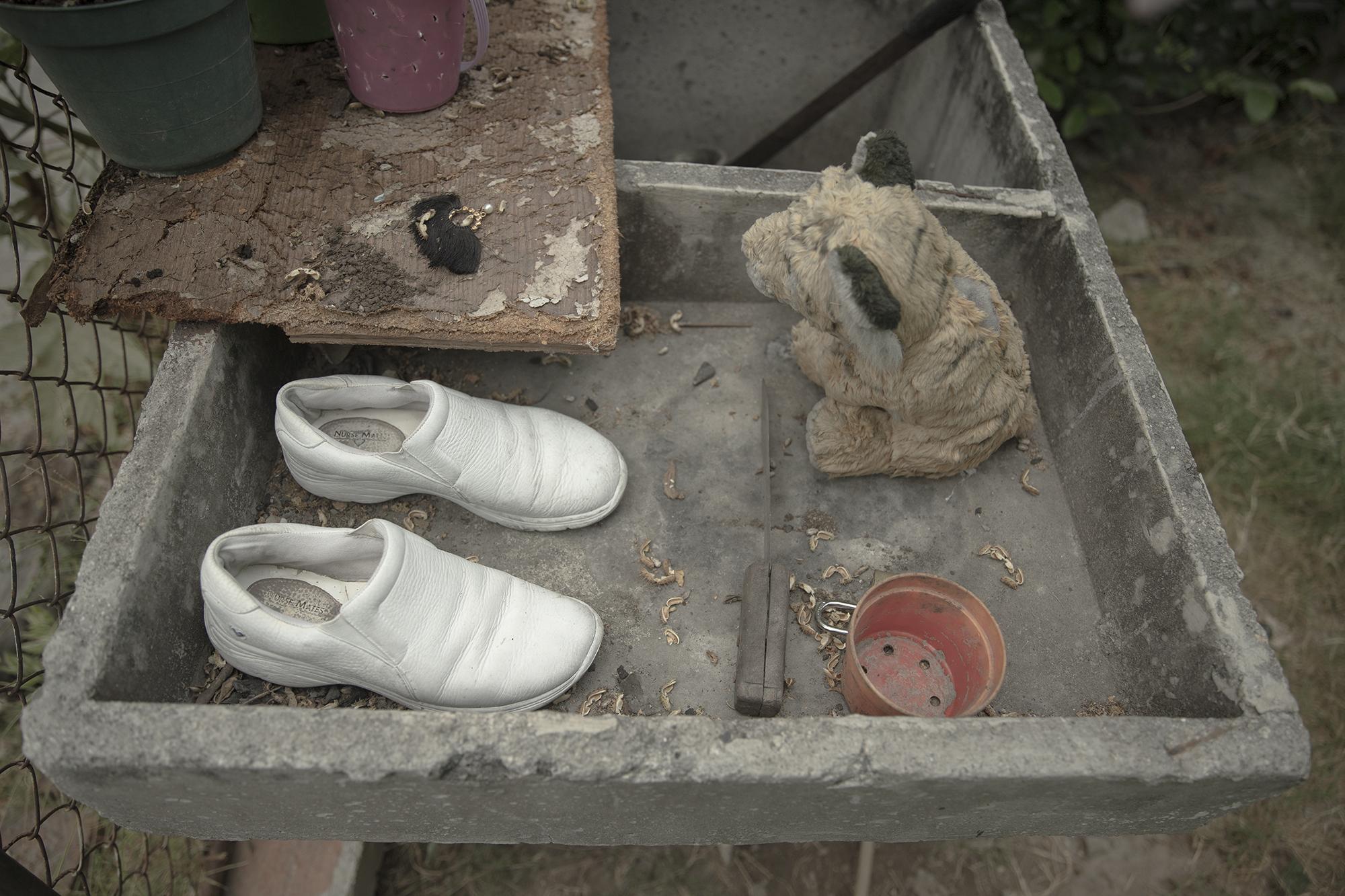 A nurse leaves her shoes outside her home. Under the coronavirus crisis, she’s been instructed to bleach her shoes, but the lack of running water renders the task impossible. Photo: Carlos Barrera/El Faro