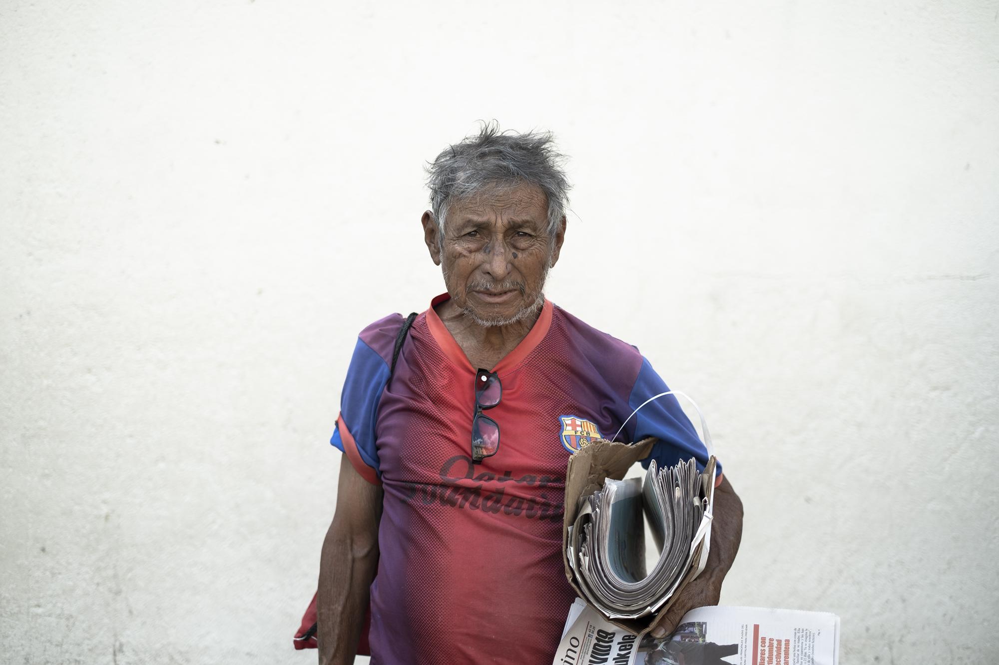 Luis Alcántara tiene 67 años de edad. Es un canillita, se dedica a la venta de periódicos en el Centro Histórico. A diario le queda una ganancia de que le alcanza justo para conseguir algo de comer. 