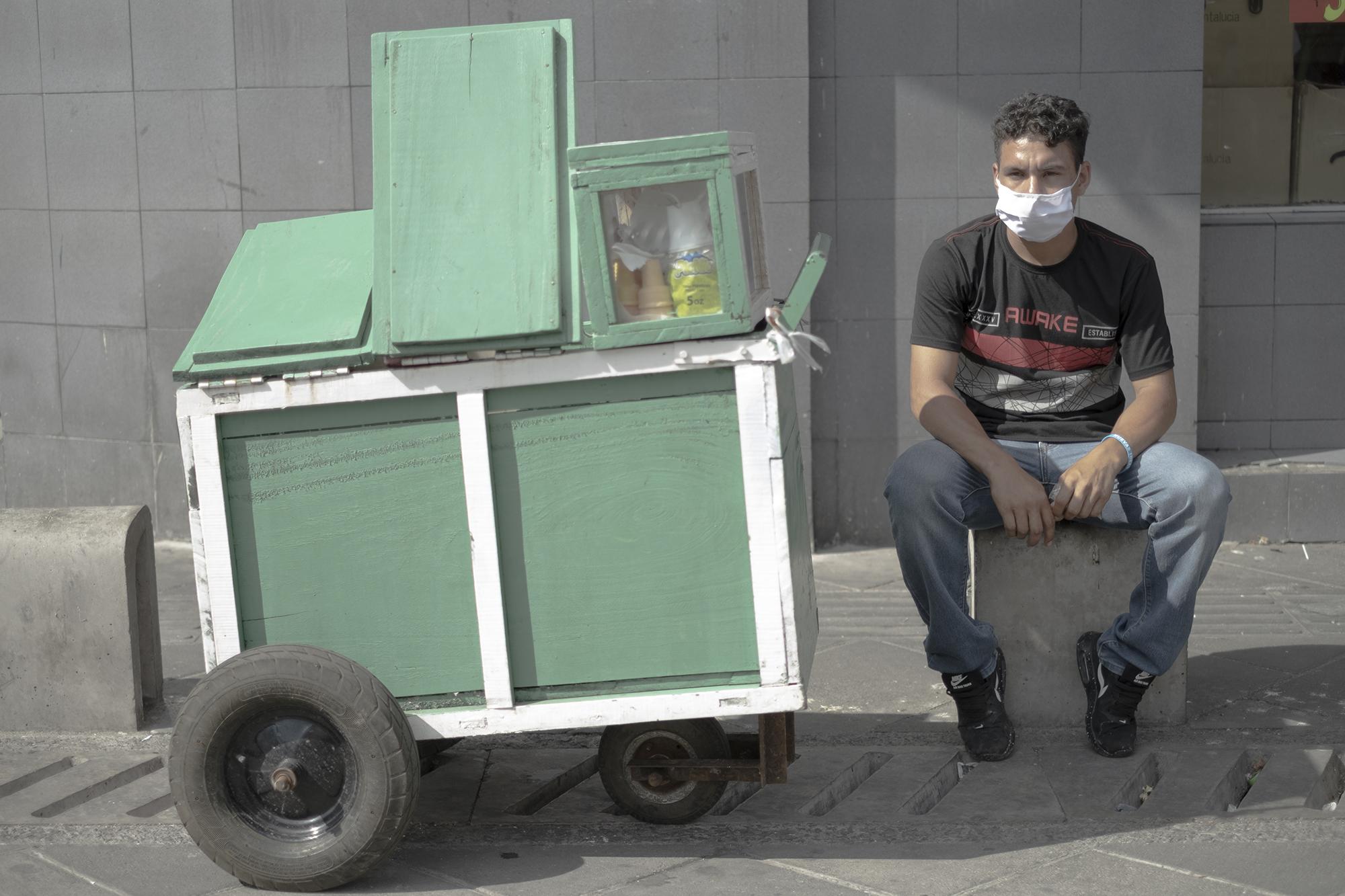 Eliézer Cabrera, 24, has sold sorbet for two years. He and his partner, 23, have a four-year-old daughter. The $25 he earns every day is enough for them to get by. “If I can’t sell, I can’t feed my daughter, and I won’t let that happen,” he said. “Staying home would be the end of me.”