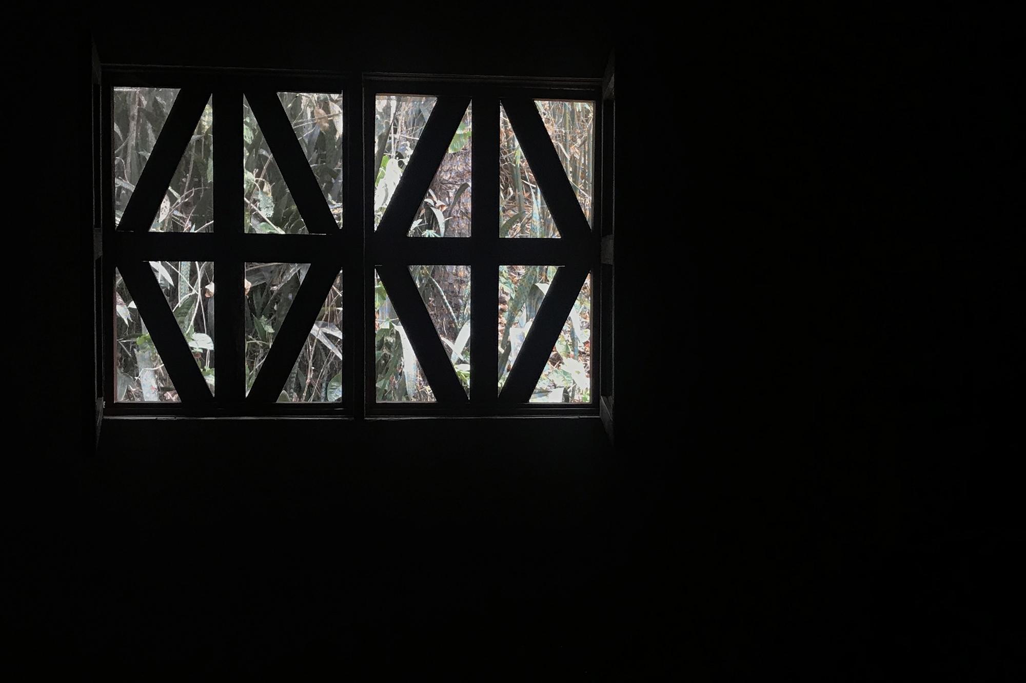 Única ventana hacia el exterior en la habitación 13 del hotel La Palma, en el departamento de Chalatenango, donde 108 personas guardan cuarentena. Foto de El Faro: María Luz Nóchez.