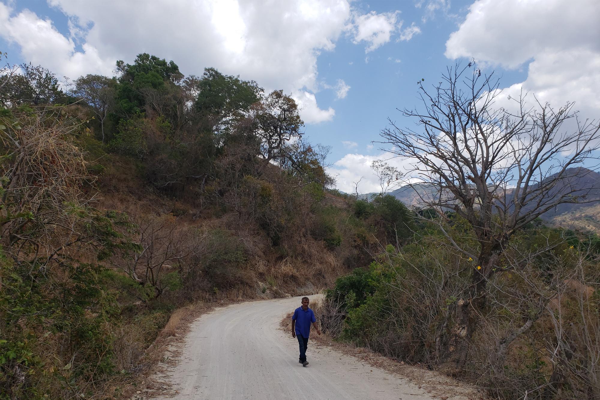 Roberto Calles, a 60-year-old campesino, walks toward Comalapa’s main highway. Roberto boasts that it only takes him thirty minutes to walk the roughly five kilometers of dirt road. “My boss took me to a race in Chalatenango, and I competed against kids in their 20s and finished in fourth place,” he says. Photo for El Faro: Efren Lemus.