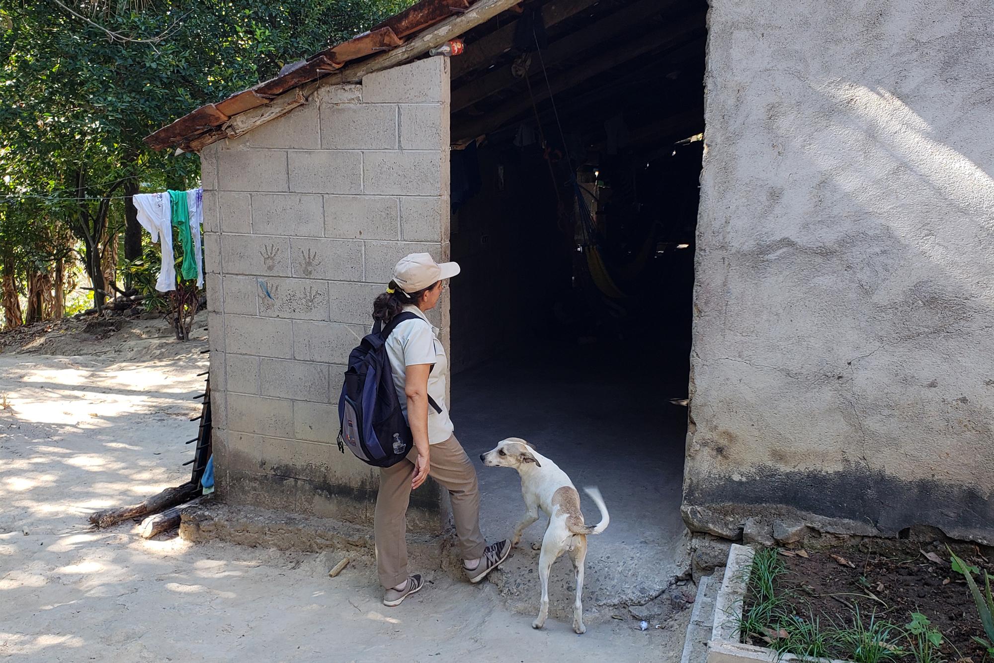 Milagro Calderón, the promotora de salud, or community health advocate, for the canton of Candelaria, in Comalapa, Chalatenango. Calderón is one of the 3,285 health advocates who work primarily in the rural areas of El Salvador. Photo for El Faro: Efren Lemus.