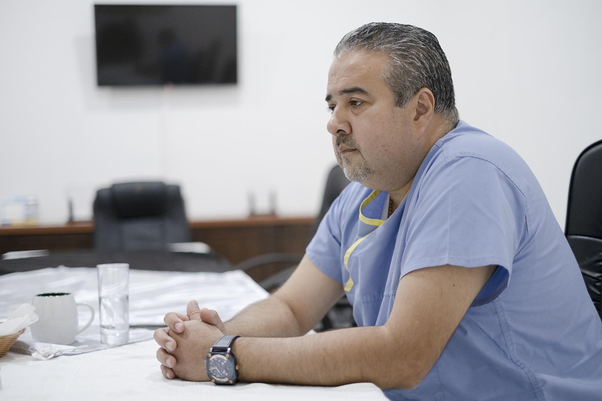 El presidente del Colegio Médico, Milton Brizuela, durante una entrevista a El Faro. Foto de El Faro: Carlos Barrera