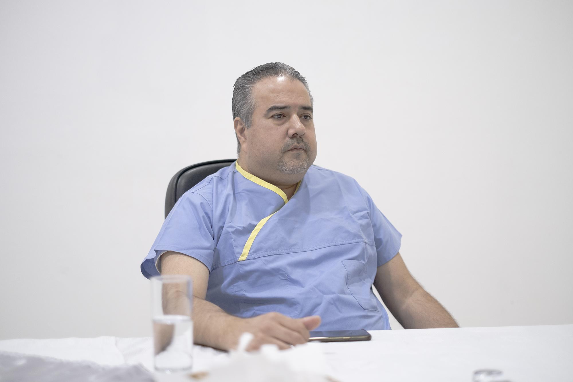 El presidente del Colegio Médico, Milton Brizuela, durante una entrevista a El Faro. Foto de EL Faro: Carlos Barrera