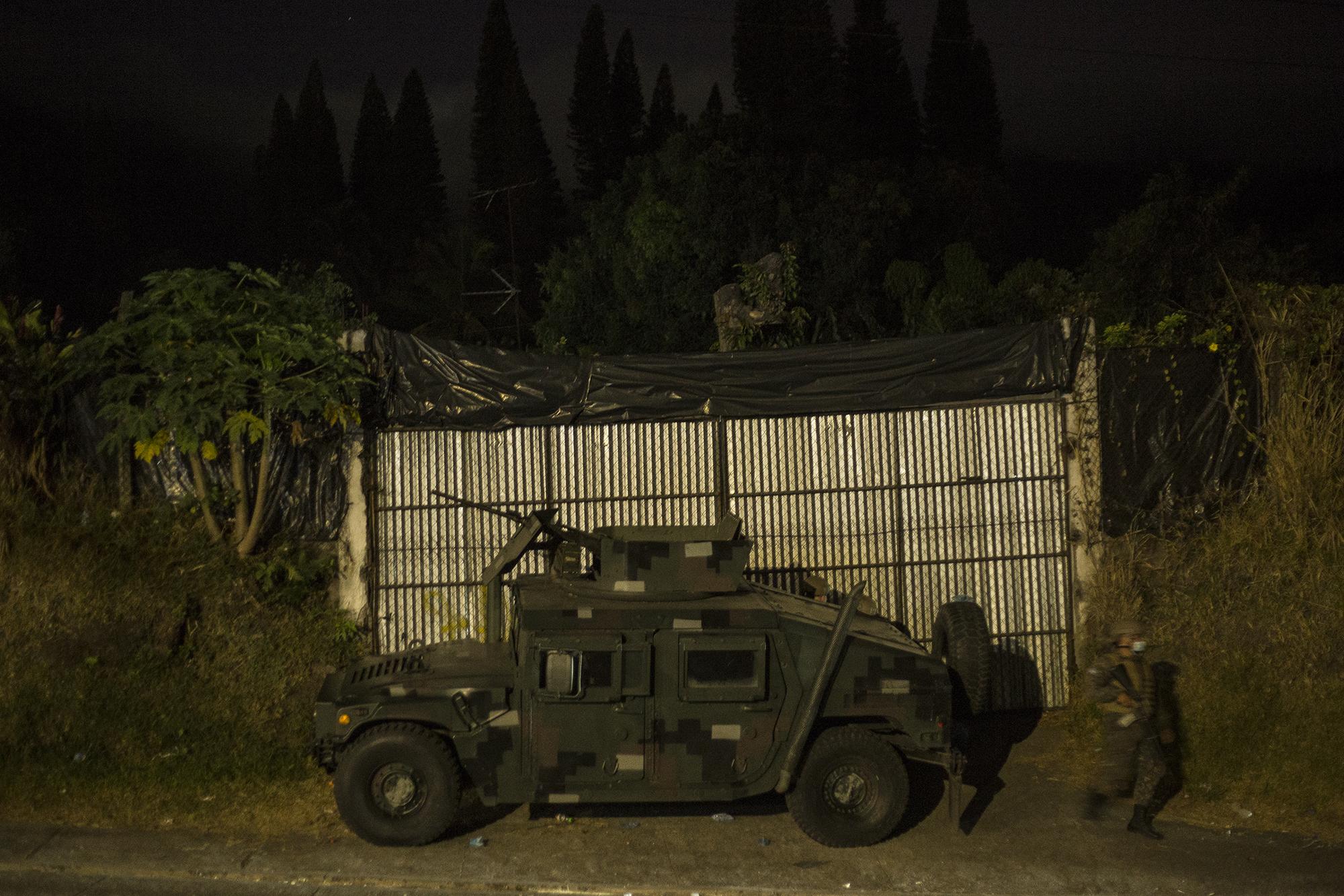 Un retén de la Fuerza Armada, controla el tráfico vehicular sobre la carretera de Los Chorros, que conecta la zona ociidental de El Salvador con San Salvador. Foto de El Faro: Víctor Peña. 