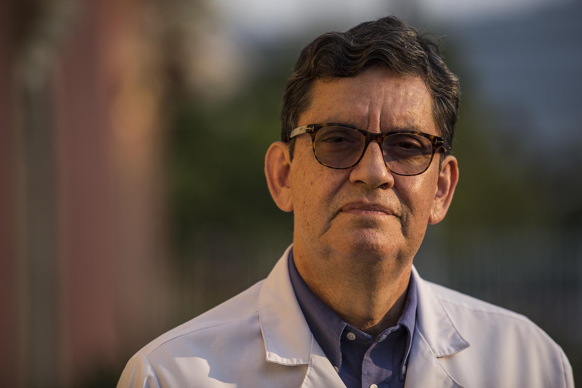 Rolando Cedillos es un médico graduado de la Universidad de El Salvador con una especialidad en enfermedades infecciosas en la Universidad de Londres. Desde hace 22 años es el jefe del Servicio de Infectología del Hospital Nacional Rosales. Foto de El Faro: Víctor Peña.
