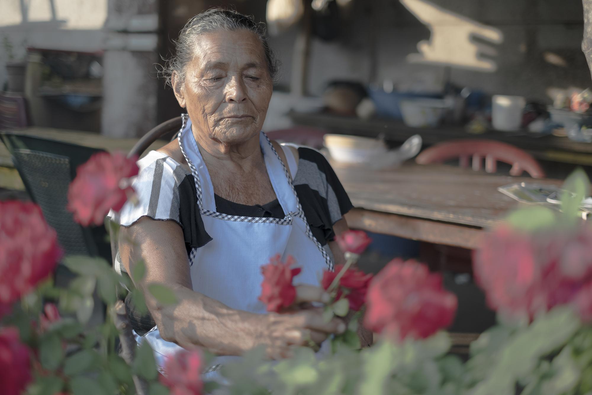 María Inglés tiene 74 años. Se dedica a vender tortillas y comida con sus hijas, pero desde que se decretó la cuarentena han dejado de vender. María no fue beneficiada con el bono de $300 que entregará el gobierno. 