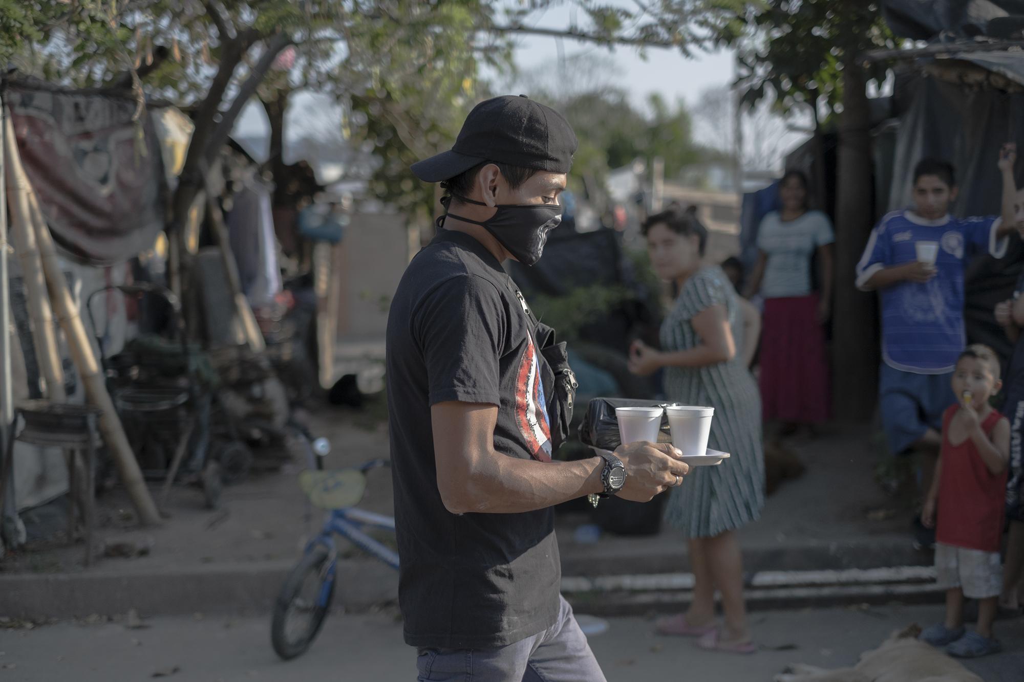 Cristian Martínez tiene 19 años y trabaja para el negocio familiar, venta de elotes y atol. Antes de la cuarentena, Cristian salía a vender en su motocicleta. 
