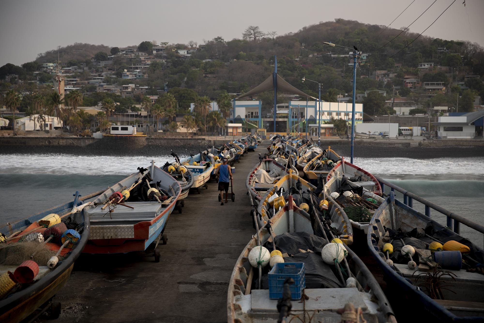 La mayoría de lanchas de los pescadores del Puerto de La Libertad permanecen varadas en el muelle debido a la casi nula demanda de mariscos y la falta de turistas en la zona. Foto de El Faro: Carlos Barrera