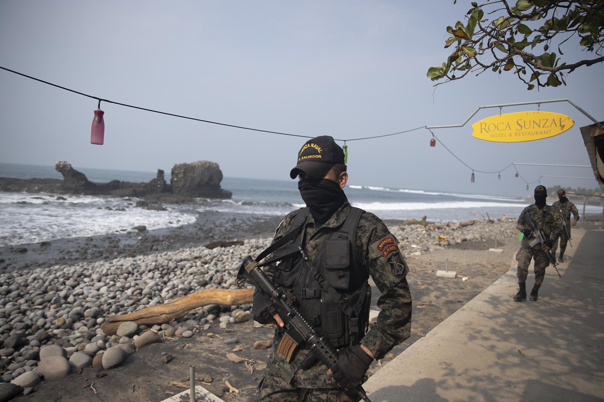La única presencia en la playa El Tunco es la de militares y policías que vigilan que nadie se salte la cuarentena domiciliar por el coronavirus y visiten una de las playas más populares de El Salvador. Foto de El Faro: Carlos Barrera