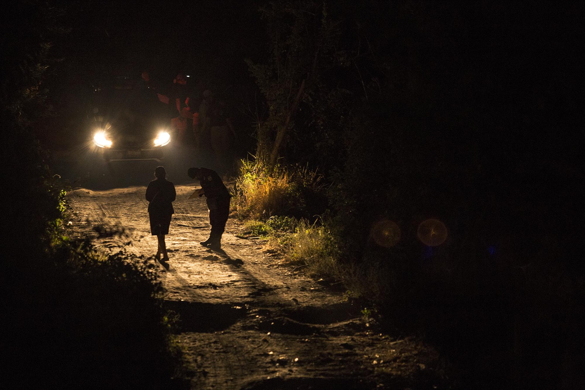 A woman was murdered in Casa de Piedra, in the municipality of Panchimalco, outside of San Salvador. On the night of April 7, authorities registered two other murders in city. Photo from El Faro: Víctor Peña.