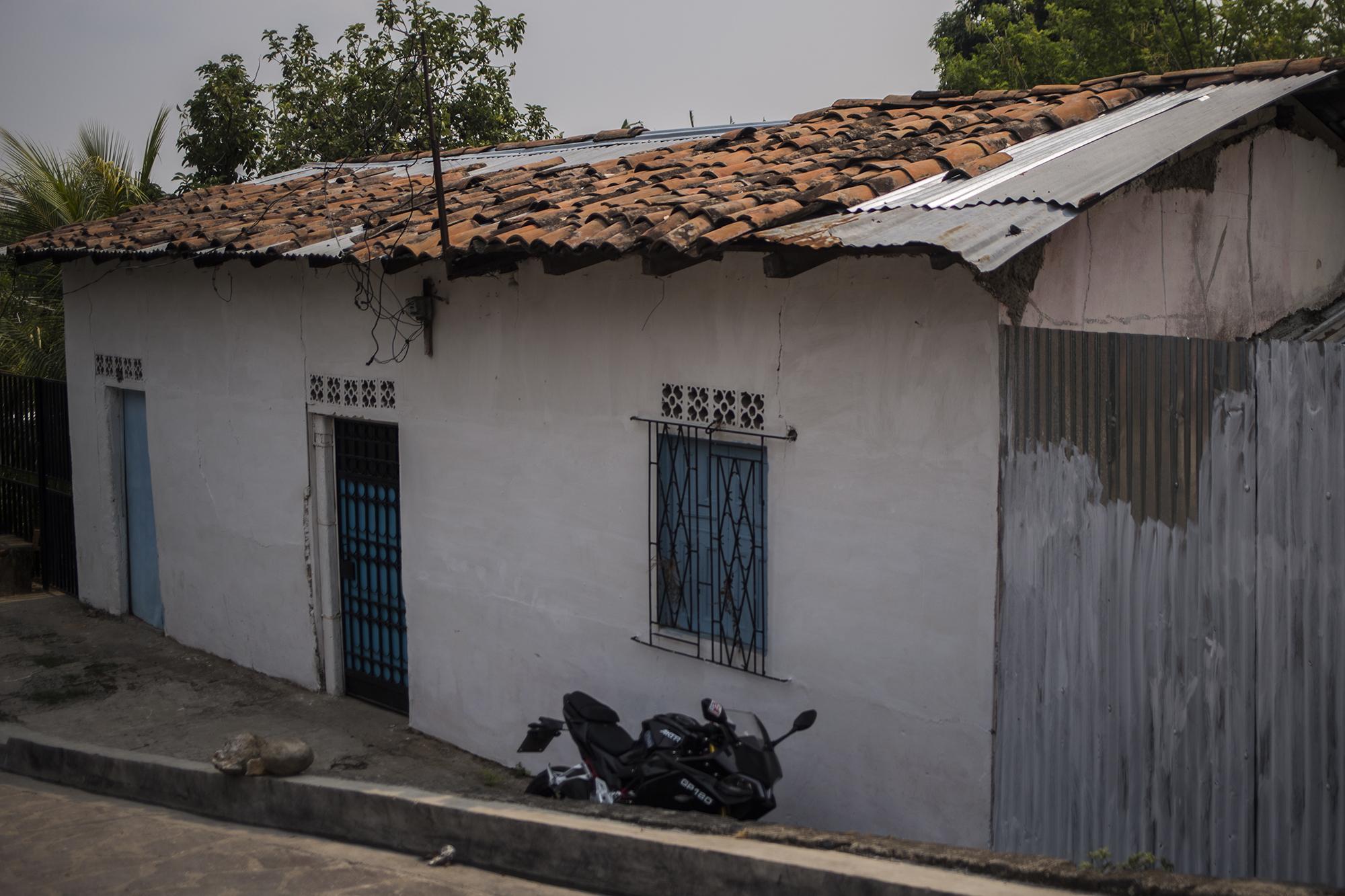 La sede del partido Nuevas Ideas en el municipio de Panchimalco ha sido utilizada como bodega para almacenar más de 200 sacos de fertilizantes, propiedad del Ministerio de Agricultura y Ganadería. Foto de El Faro: Víctor Peña.