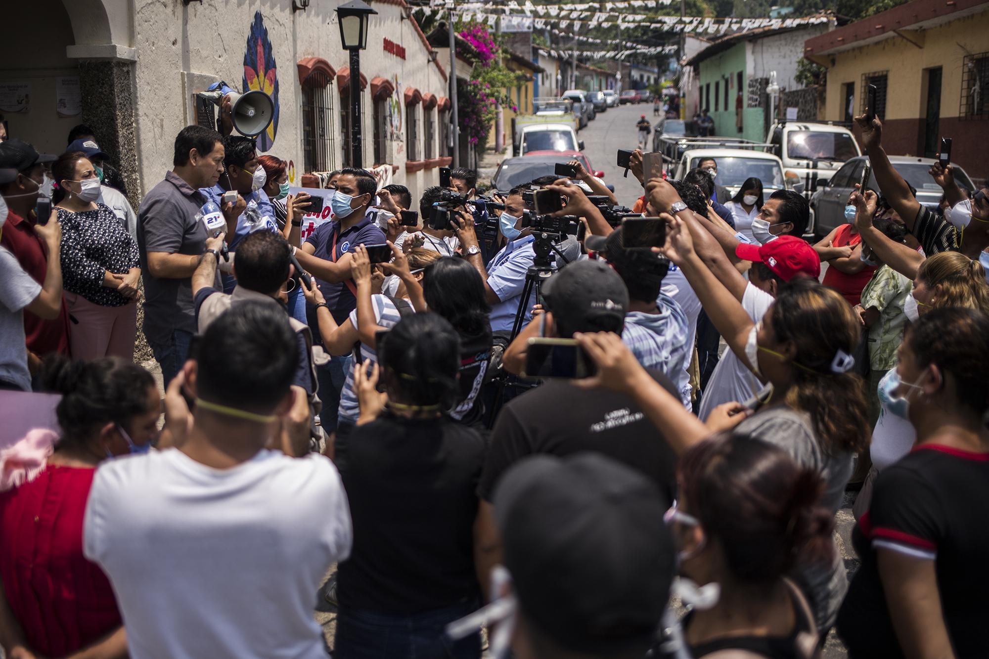 Unas 50 personas, muchos de ellos empleados municipales, se juntaron frente a la alcaldía de Panchimalco para celebrar, con consignas y pólvora, la liberación del alcalde Mario Meléndez, el 19 de abril. Las concentraciones están prohibidas en El Salvador desde que inició la pandemia por Covid-19. Foto: Víctor Peña