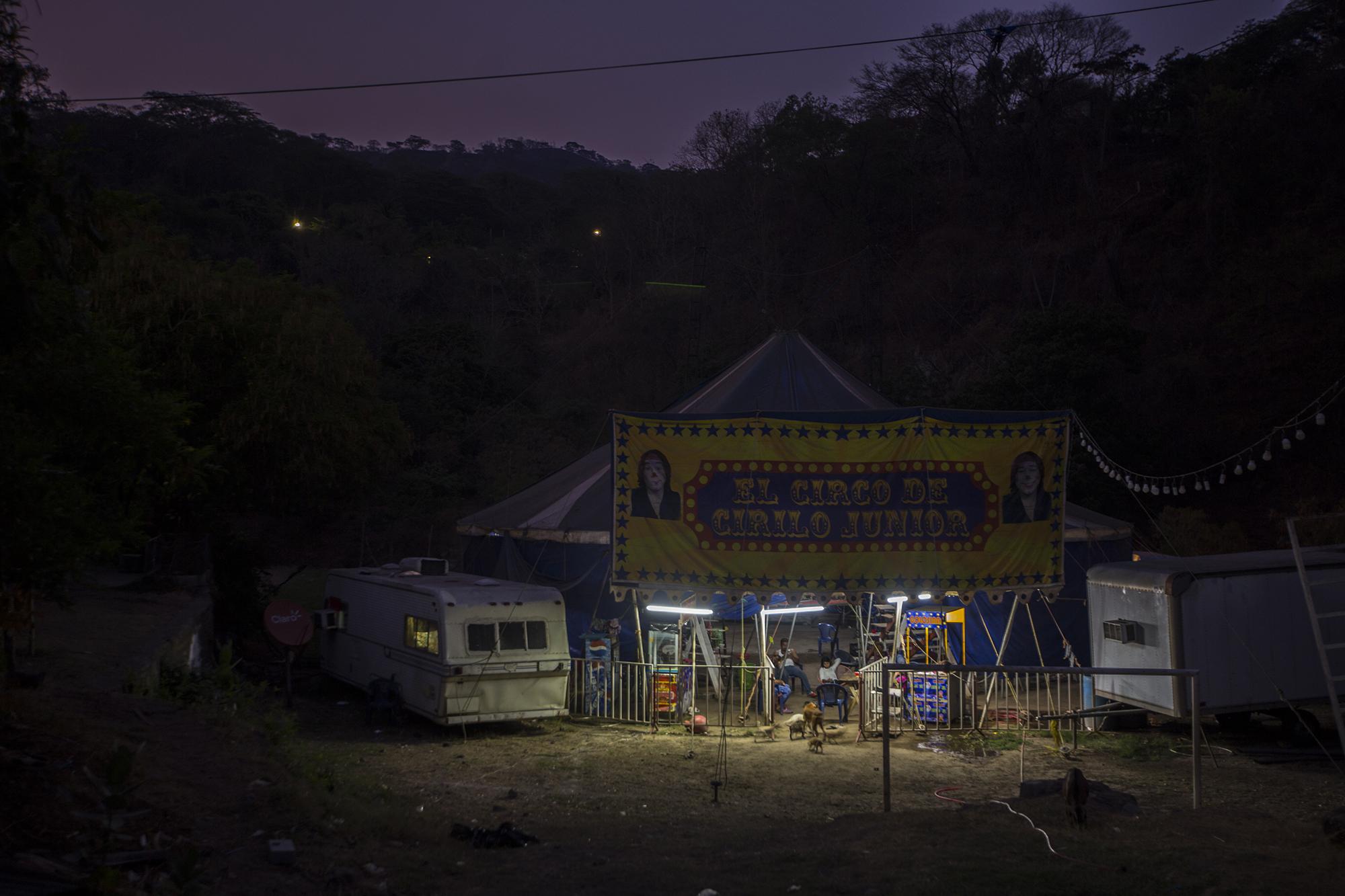 El Circo de Cirilo Junior, uno de los más pequeños, con capacidad para 150 personas, encendió sus luces el martes 21 de abril, a pesar de estar cerrados por la emergencia del coronavirus. 