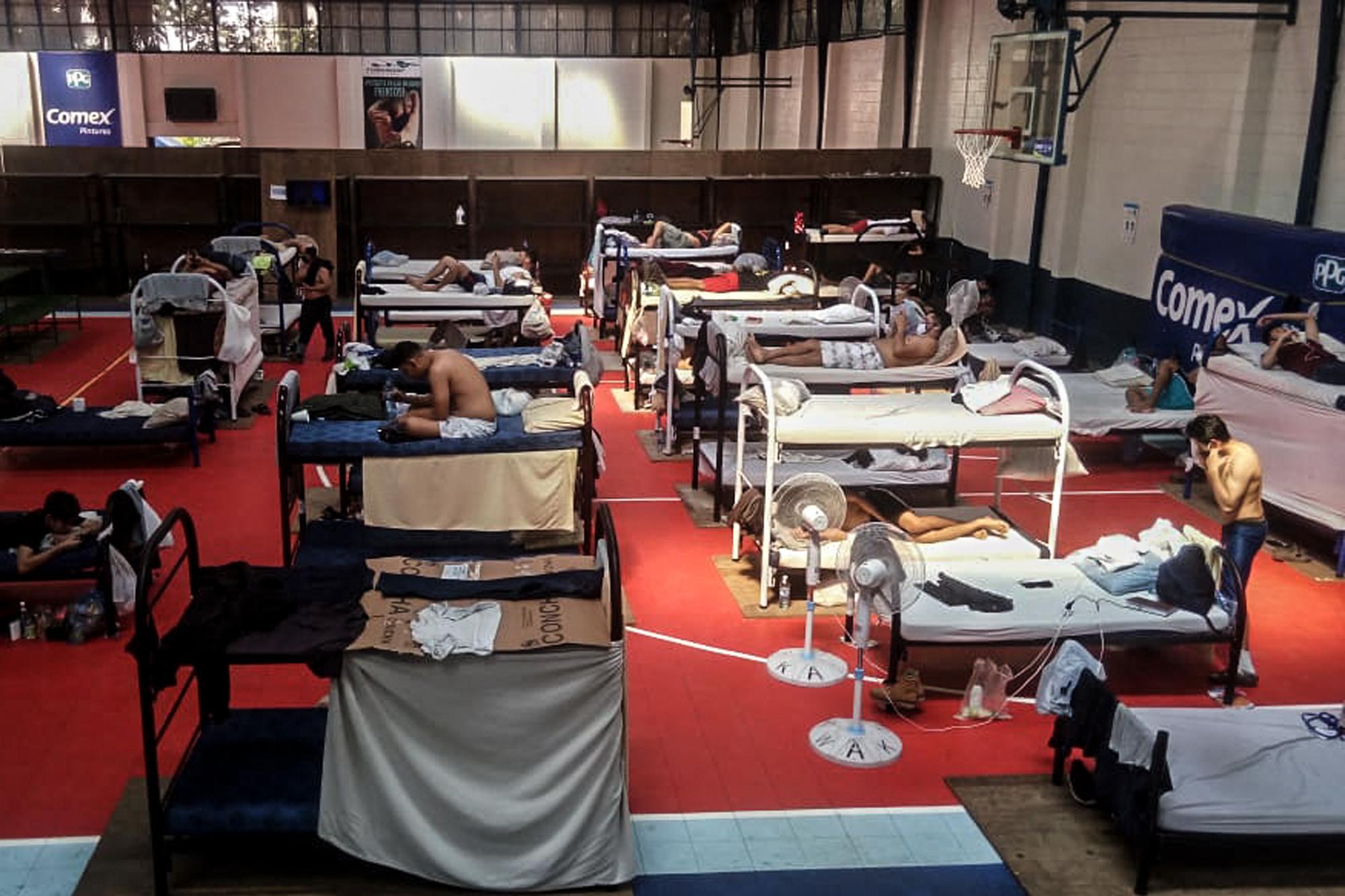 Image from inside one of the areas equipped to receive deportees in the Adolfo Pineda Gymnasium.