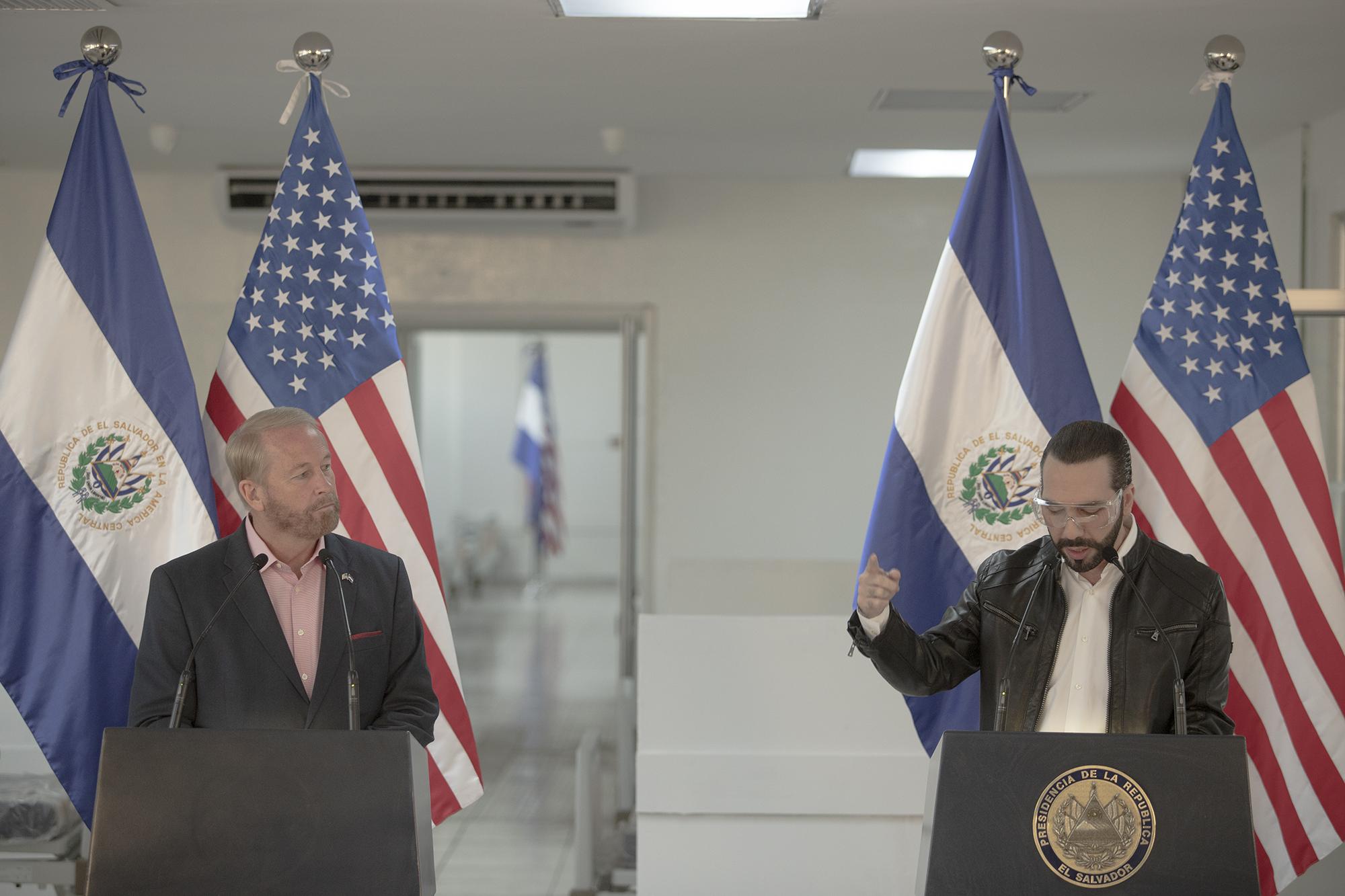 The U.S. ambassador to El Salvador, Ronald Johnson, and the president of El Salvador, Nayib Bukele, speak during a press conference at the Rosales Hospital in San Salvador on May 26, 2020. During the meeting, the Trump administration presented Bukele with a donation of medical equipment to help with El Salvador’s response to the coronavirus crisis. Photo for El Faro: Carlos Barrera.