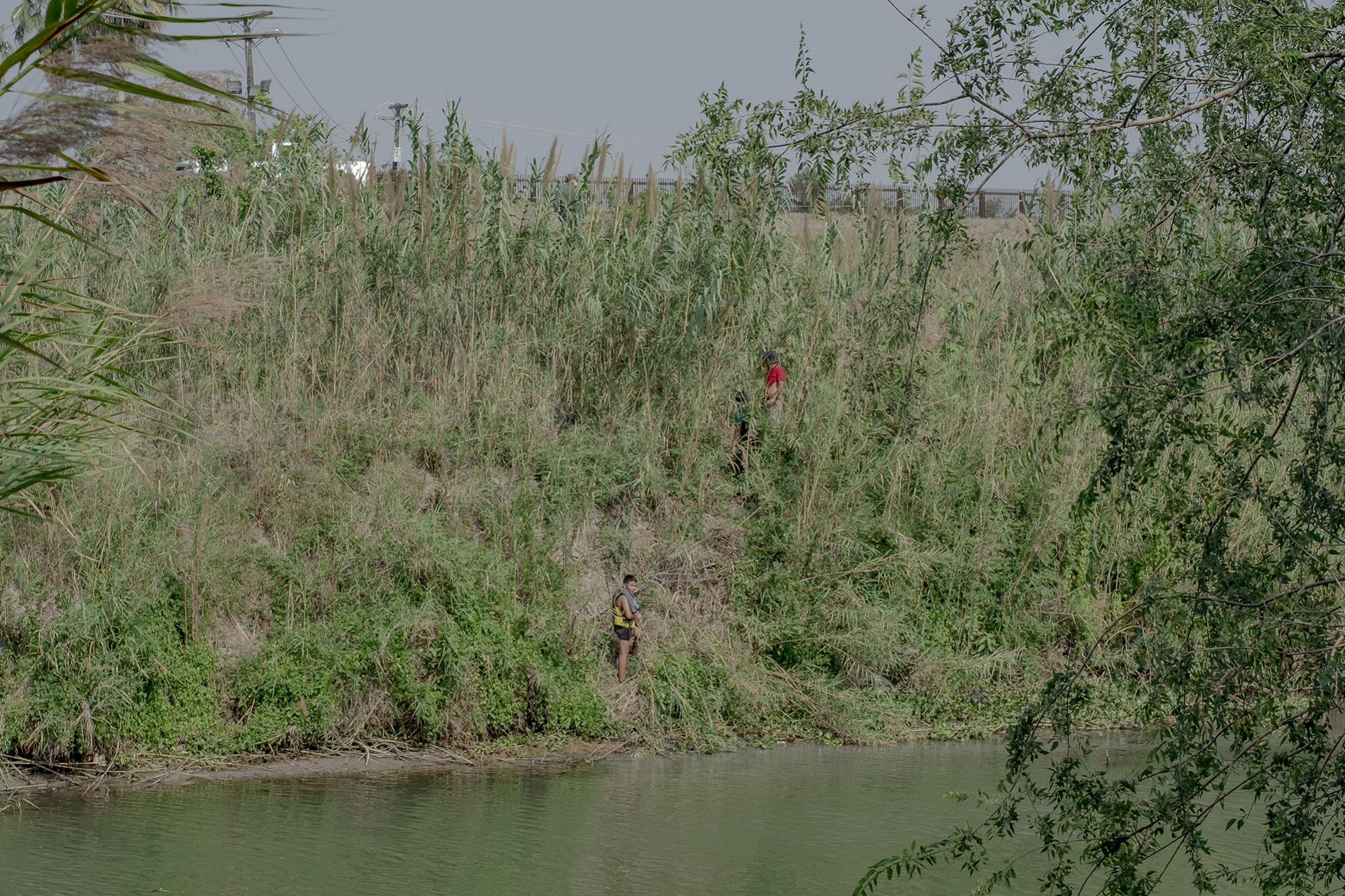 Three migrants attempted to cross the Rio Bravo into the United States by swimming across the river. They did not succeed because they were detected by several U.S. Customs and Border Protection (CBP) border patrols, so they decided to go back to the Mexiccan side. The photo was taken discreetly, as members of the criminal group that controls part of Matamoros were watching the scene from a truck. Less than a mile from here is a commemorative cross by the river where the bodies of Salvadorans Oscar and Valeria, known around the world for drowning while crossing, were found. Photo from El Faro: Fred Ramos.