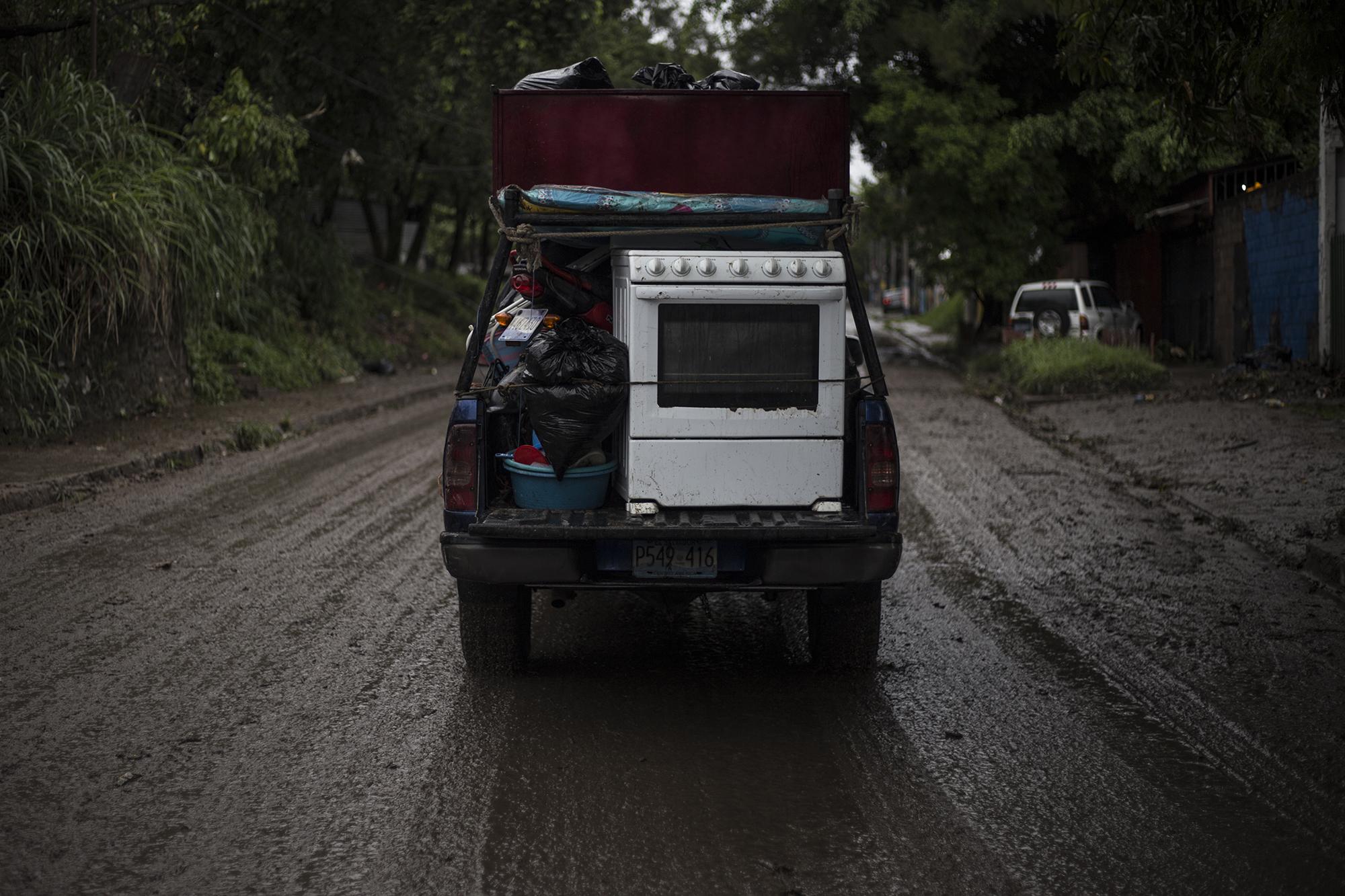 Algunas familias de la colonia Santa Lucía, en Ilopango, dejaron sus casas luego de la la tormenta tropical Amanda inundara la zona. Foto de El Faro: Víctor Peña.