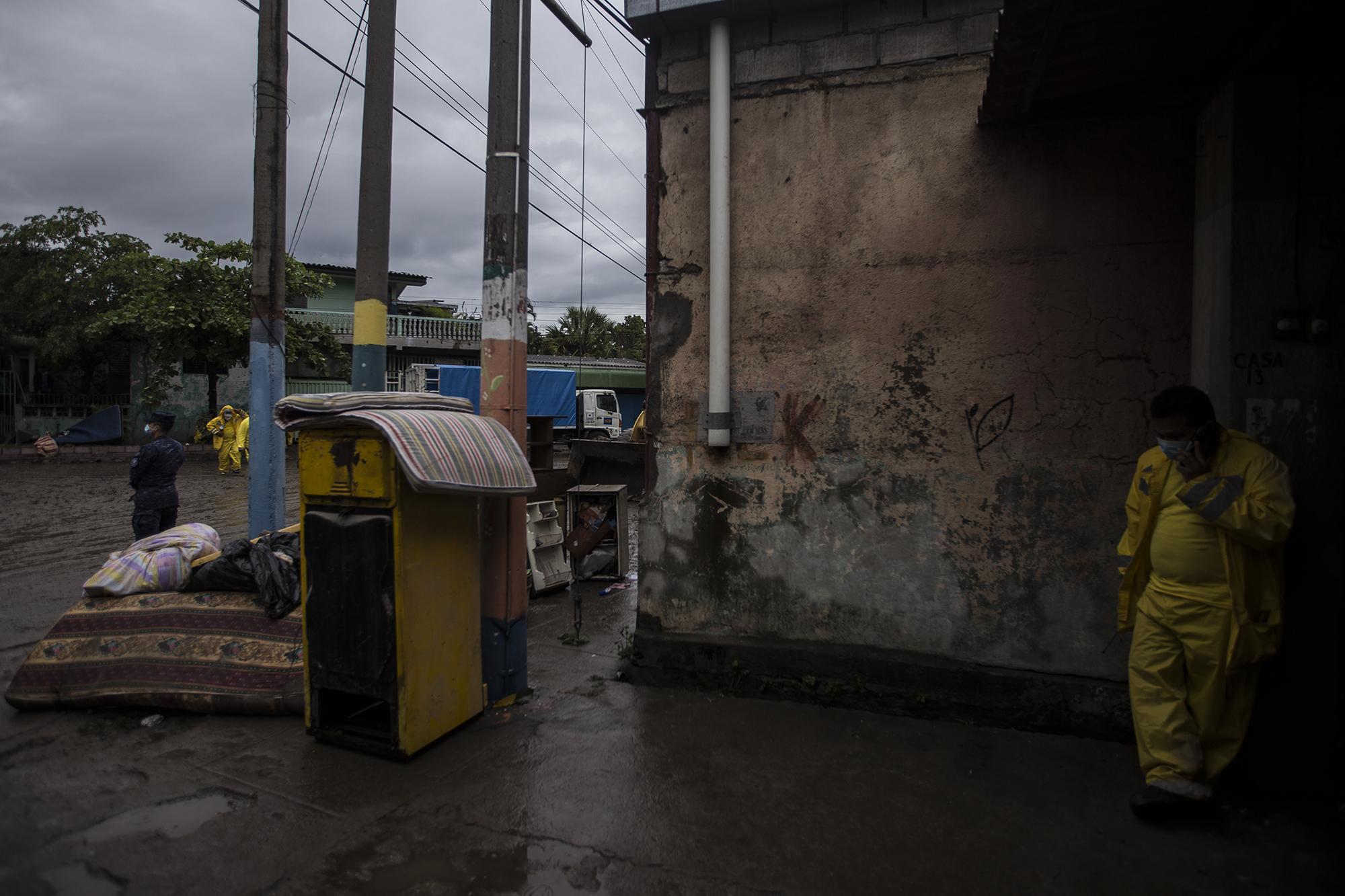 Algunos de los habitantes de la colonia Santa Lucía, en Ilopango, tiraron sus pertenencias a la basura. Las tuberías de esta colonia  colapsaron durante la tormenta que azotó a El Salvador desde la noche del sábado 30 de mayoFoto de El Faro: Víctor Peña. 