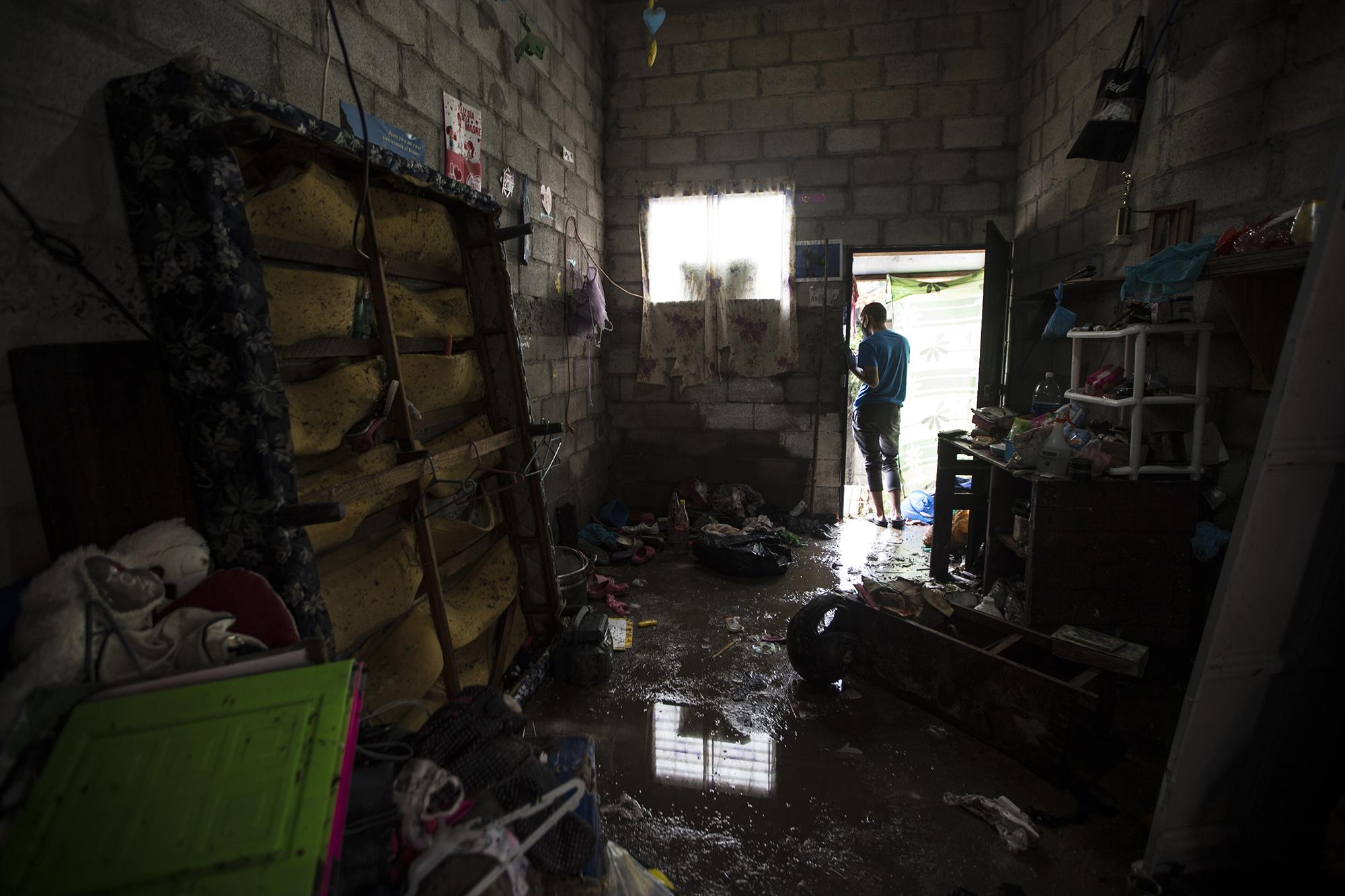 Aquí había una tienda que vendía ropa, churros y sandalias. La familia Aguilar vive en las orillas del pasaje principal de la comunidad Nuevo Israel. La lluvia no les dejó nada. Esta vivienda está a punto de colapsar, al igual que otras decenas de casas de la comunidad.