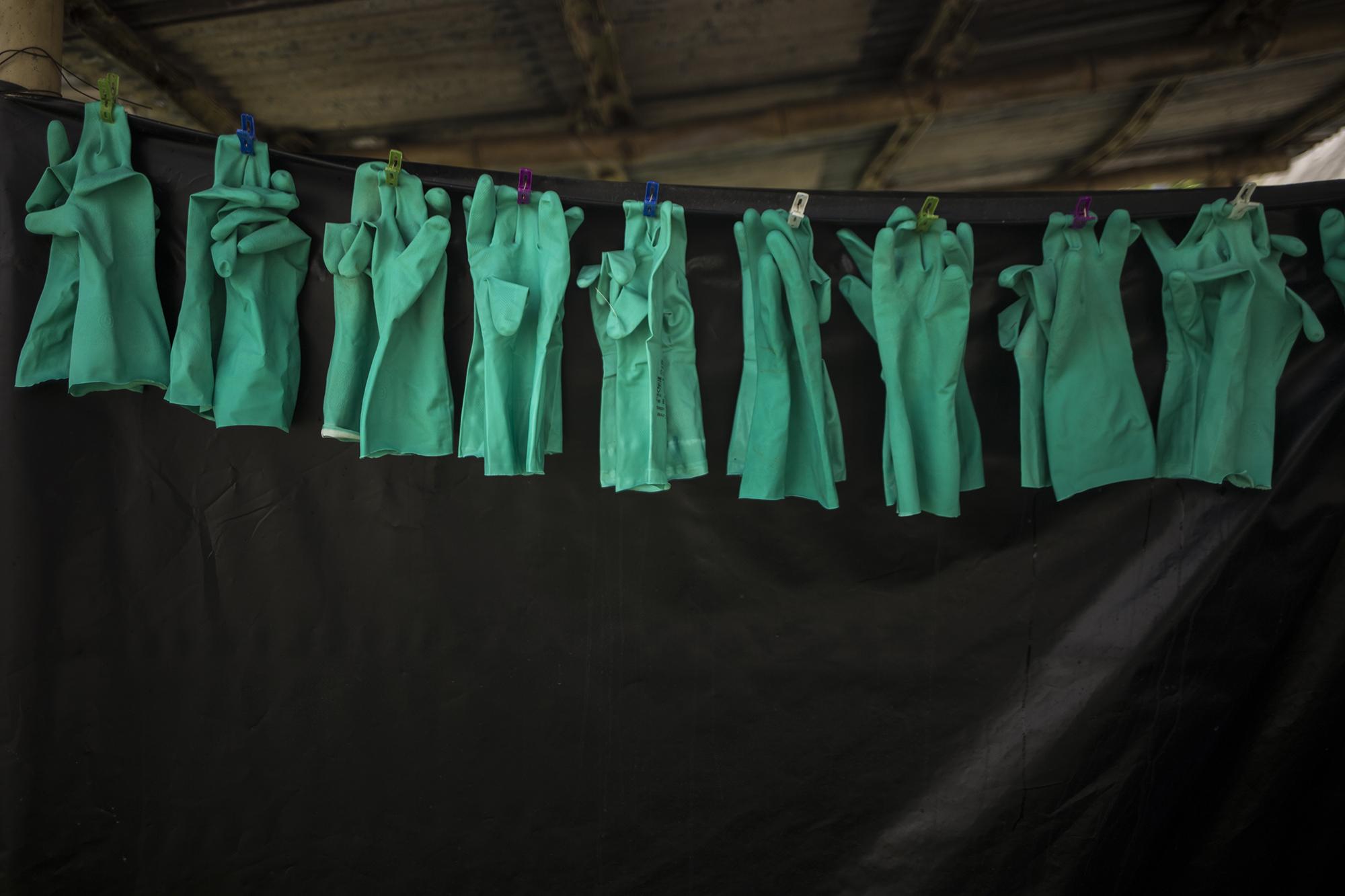 Para usar estos guantes de nitrilo (hule), los enterradores deben ponerse antes dos guantes de látex. Estos son siempre reutilizables después de reposar en detergente y lejía, tras finalizar cada jornada.