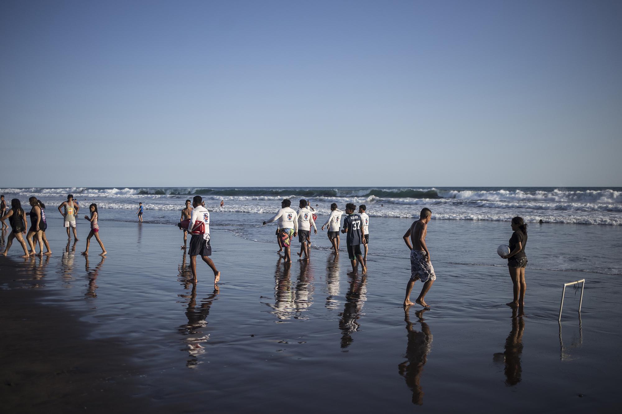 El domingo 15 de marzo, pese al llamado de las autoridades, muchos salvadoreños aún permanecían en lugares con aglomeraciones. En la imagen, un grupo de personas disfruta de la playa El Majahual, en el departamento de La Libertad. Foto de El Faro: Víctor Peña. 