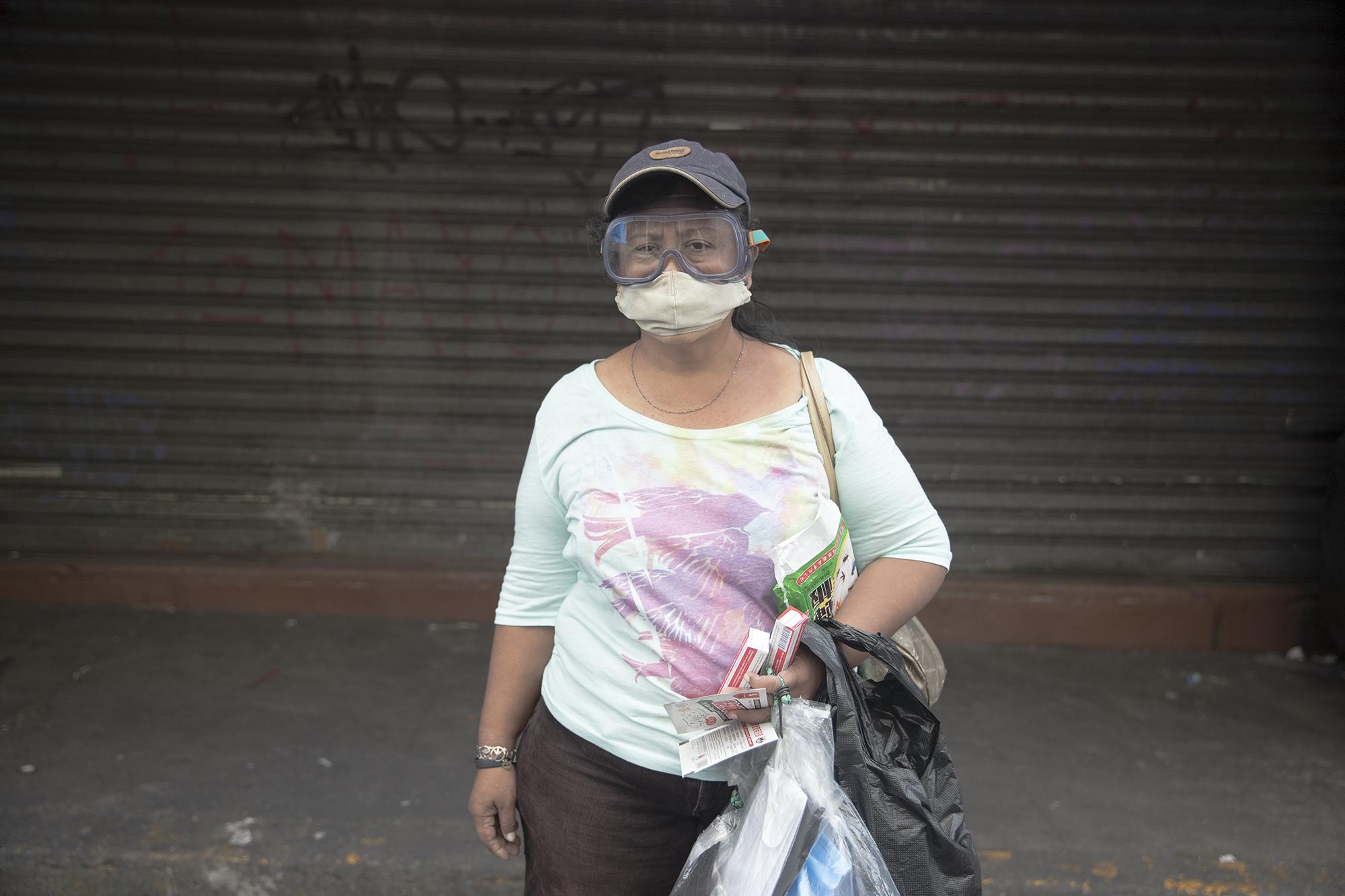 María Hernández es una vendedora informal de medicamentos y mascarillas en el Centro de San Salvador. Ella vive en el municipio de Cuscatancingo, a más de cinco kilómetros del lugar de donde vende, y debido a la falta de transporte público debe caminar por más de una hora para llegar. 