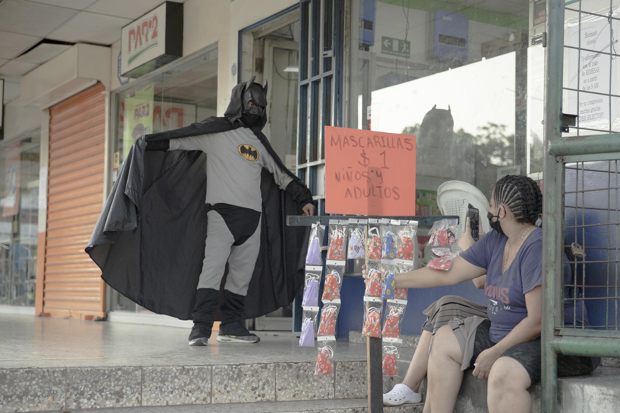 Batman llama la atención, dos mujeres le pidieron una fotografía y el accedió. Después de eso le ofrecieron animar un cumpleaños para finales de agosto. Foto de El Faro: Carlos Barrera