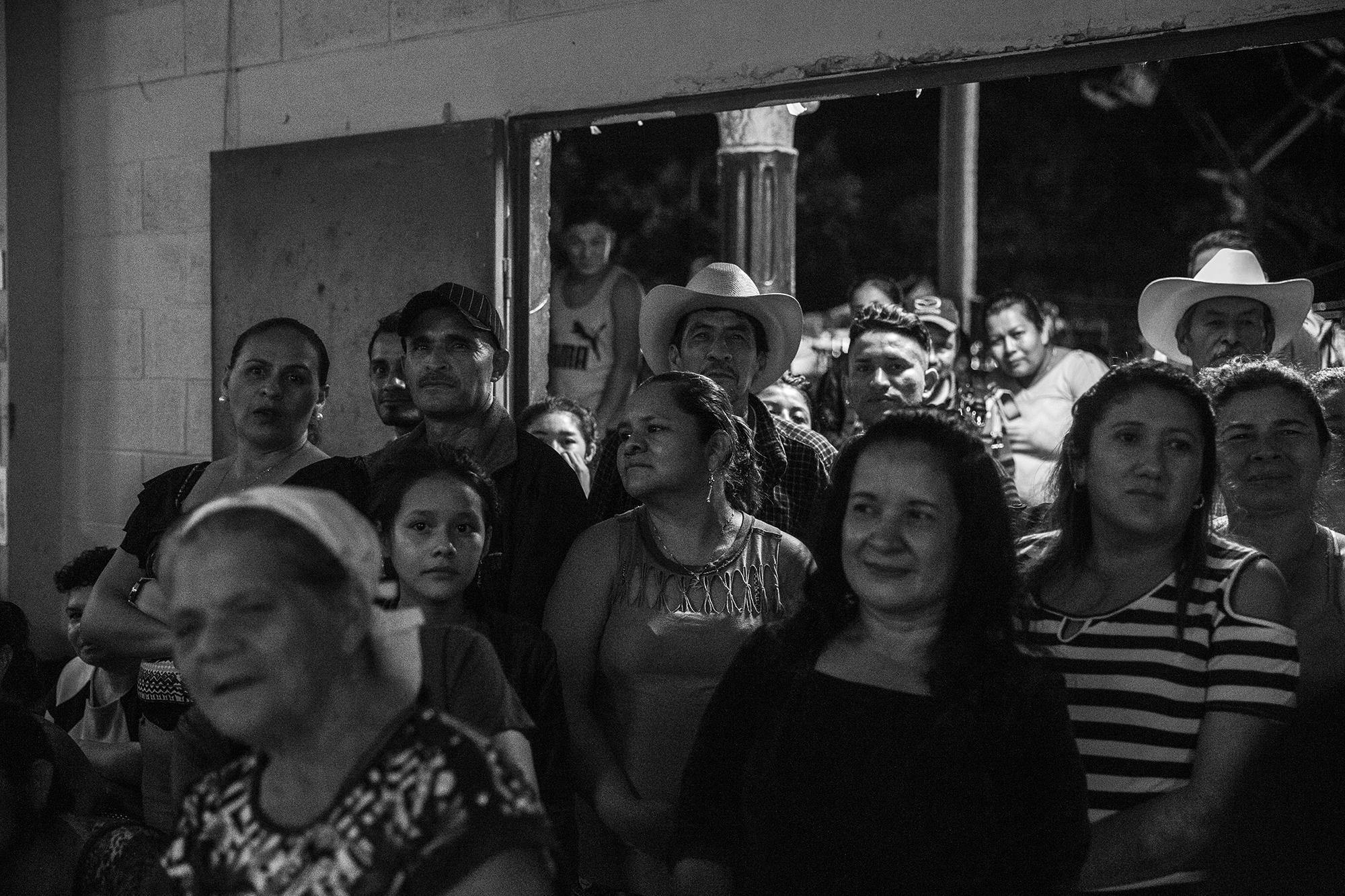 The generations of Santa Marta reunite. Children, adults, and the elderly enjoy the inaugural dance on the night of October 9, 2019. The community organizes two celebrations. One is geared toward adults and features a band playing Los Tigres del Norte cover songs. The other is for the youth, who prefer more modern music, like reggaeton.