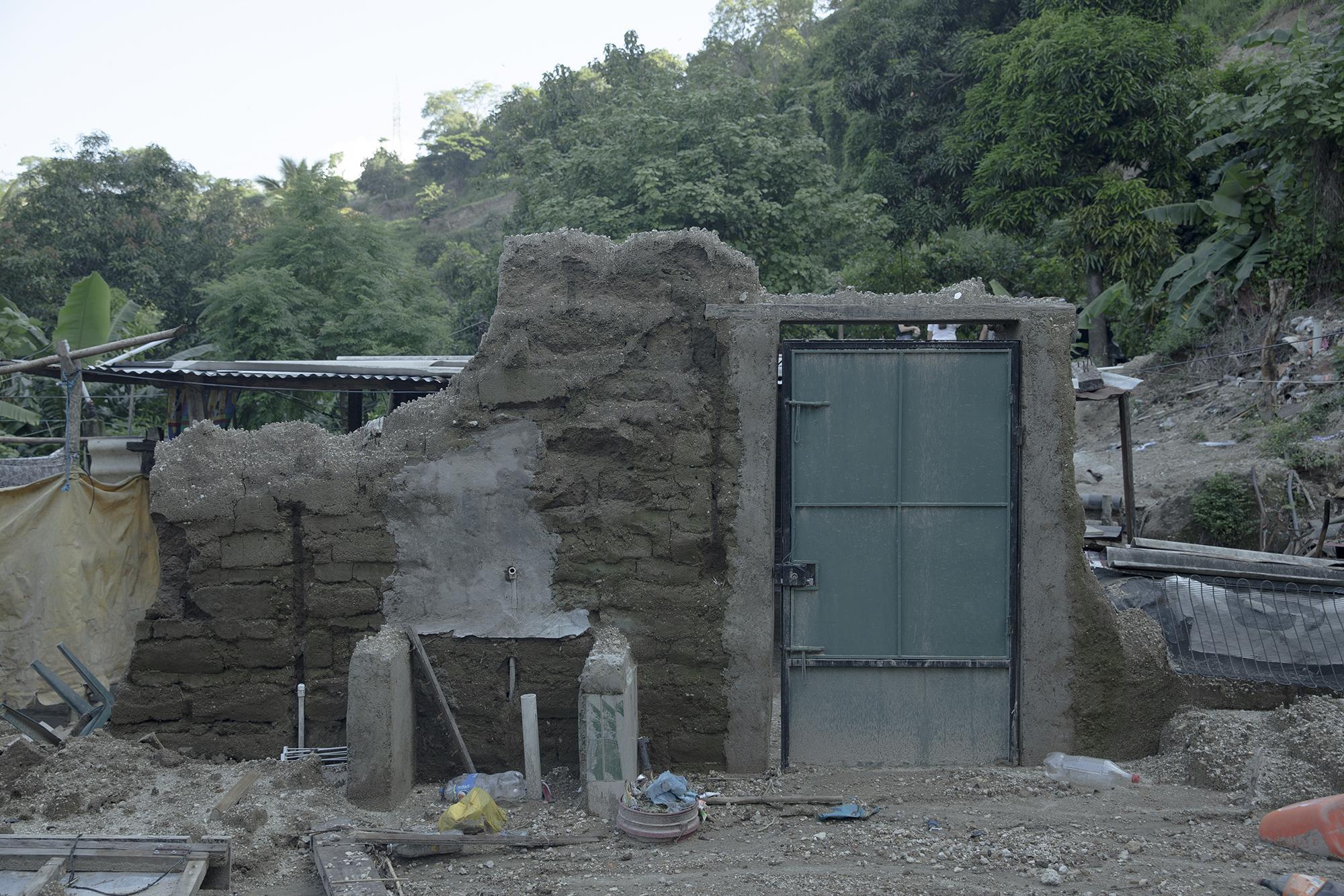 A house in Changallo, which had already weathered the rains of 2019, gave in under the weight of Tropical Storm Amanda. Only one section of the walling and the door were left standing. Photo: Carlos Barrera/El Faro