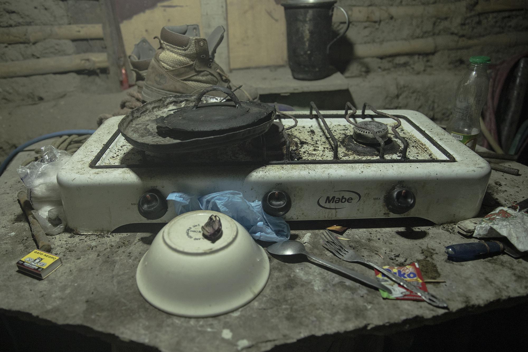 The kitchen inside the home of Felipe Reyes. The only nearby cooking ingredient was a bag of salt. Photo: Carlos Barrera/El Faro