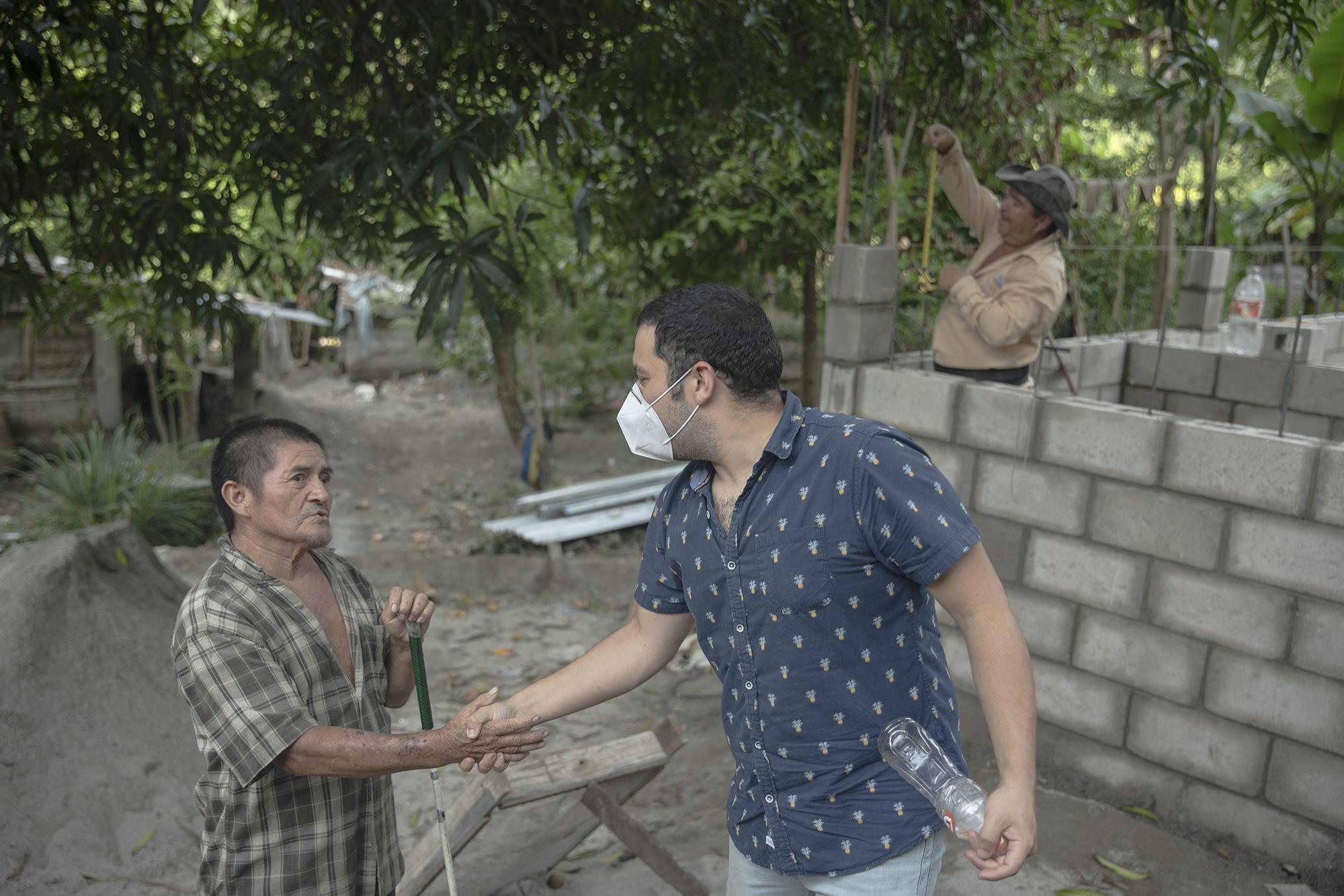 Felipe Reyes says goodbye to Dino Safie. Thanks to Safie’s initiative, a cinder block house is under construction for Felipe. Photo: Carlos Barrera/El Faro