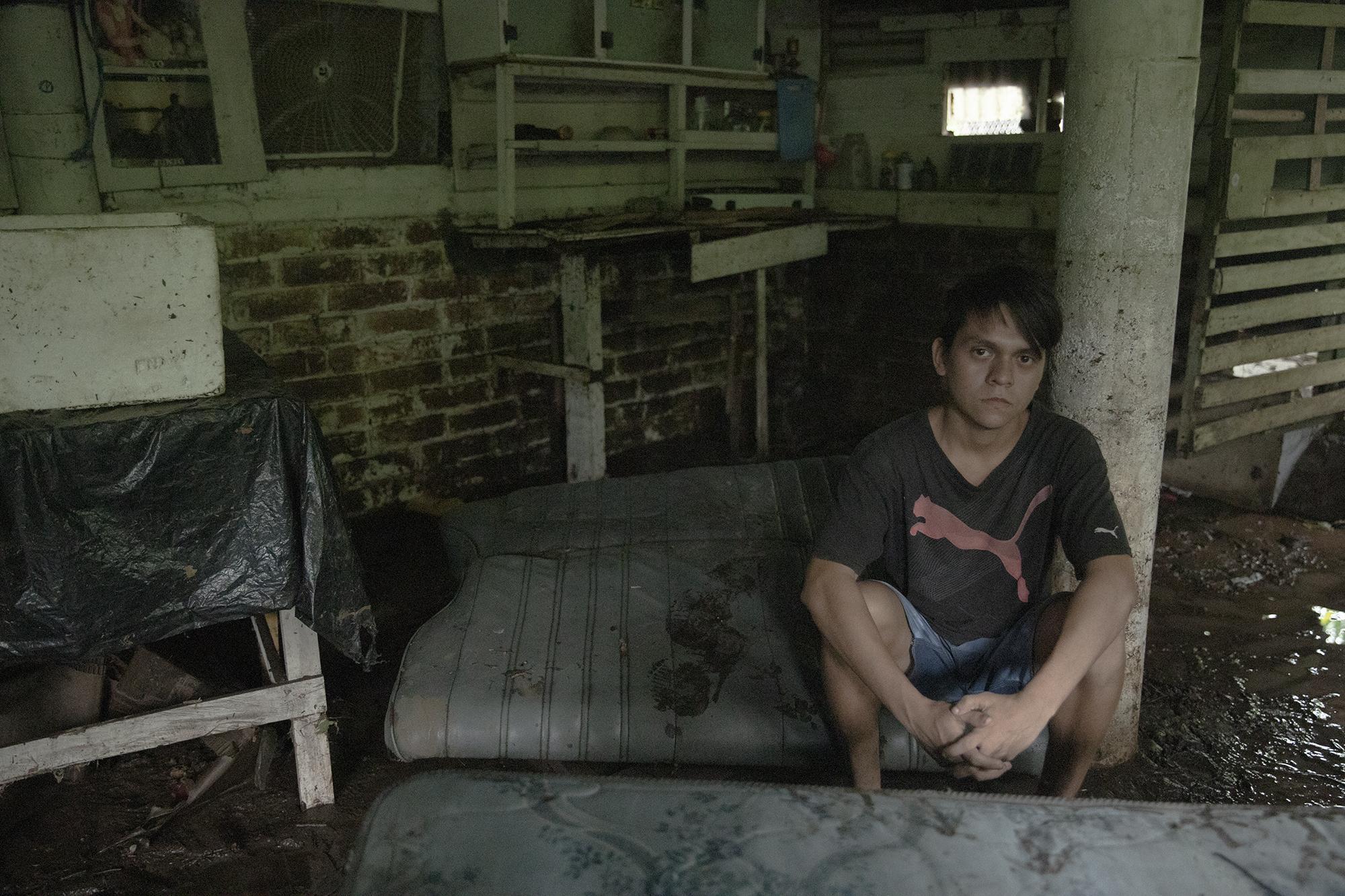 Jesús Obispo Rivera, 17, lives in the Río Grande community of Tamanique, La Libertad. Tropical Storm Amanda left his family’s house in ruins. Photo: Carlos Barrera/El Faro