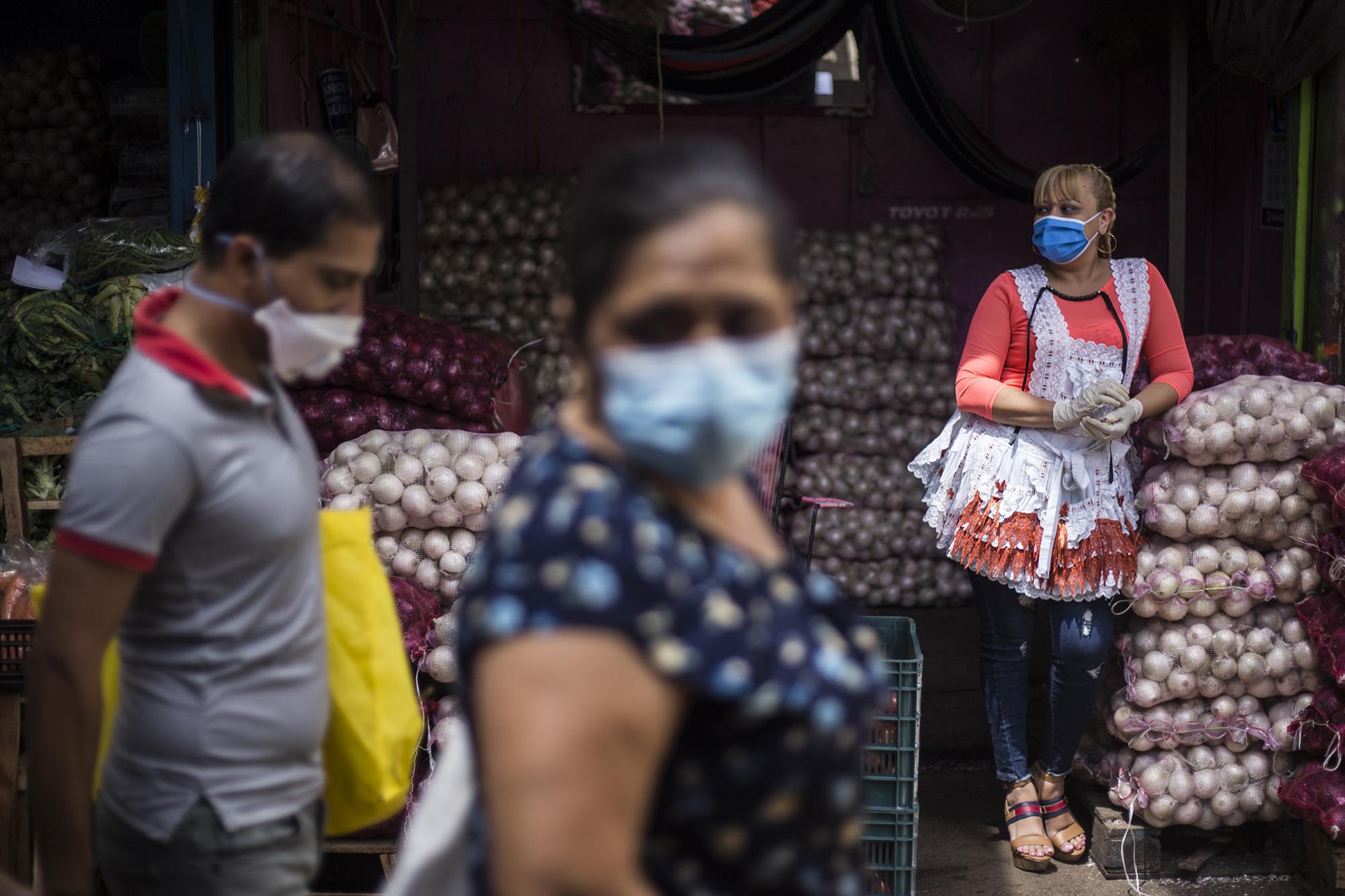 Compras rutinarias en medio de la pandemia por covid-19, en el mercado La Tiendona, en San Salvador.Foto de El Faro: Víctor Peña. 