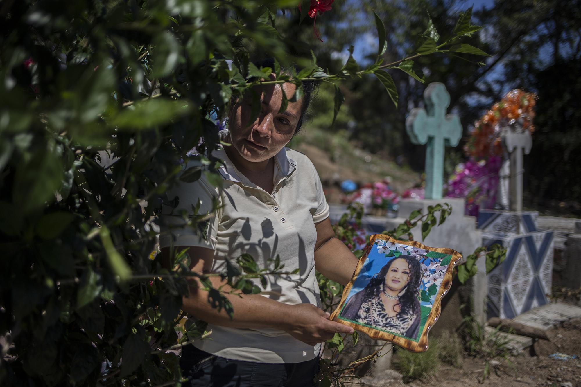 Edith Córdova, madre de Camila Díaz, una mujer trans, que murió después de una golpiza que recibio por parte de agentes de la PNC. Foto de El Faro: Víctor Peña. 