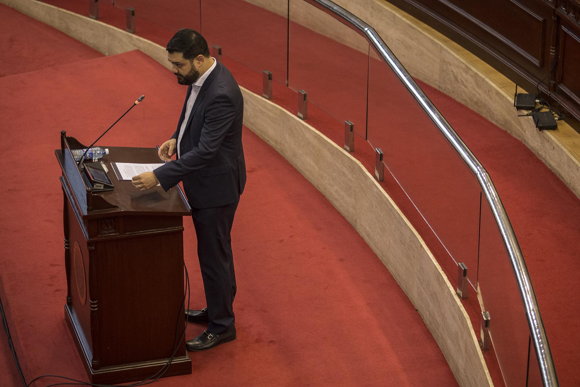 Rogelio Rivas, ministro de Justicia y Seguridad, durante su rendición de cuentas del primer año de gestión, realizado el 23 de julio de 2020 en la Asamblea Legislativa. Foto de El Faro: Víctor Peña.