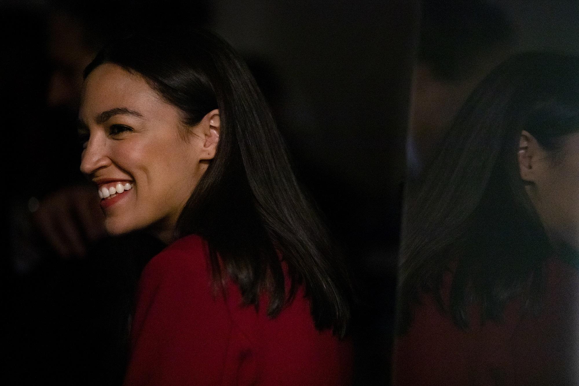 Desde que Alexandria Ocasio-Cortez asumió como congresista por el partido Demócrata en 2018 ha desafiado la narrativa con la que se hace política. Foto: Samuel Corum/Getty Images/AFP