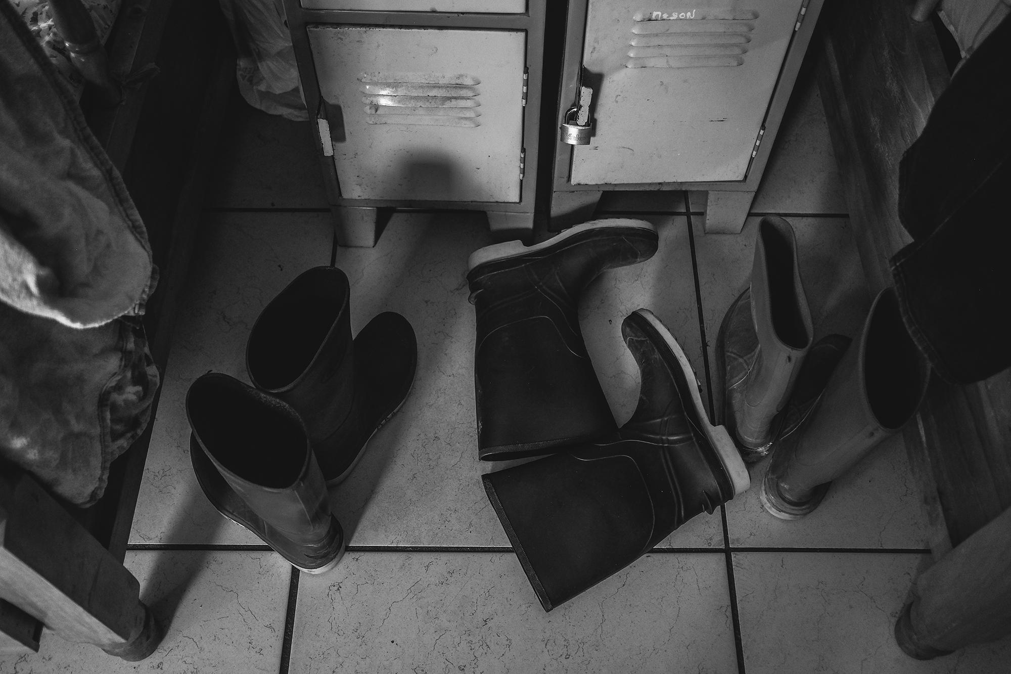 Las botas de los trabajadores de la funeraria en la habitación donde duermen. 