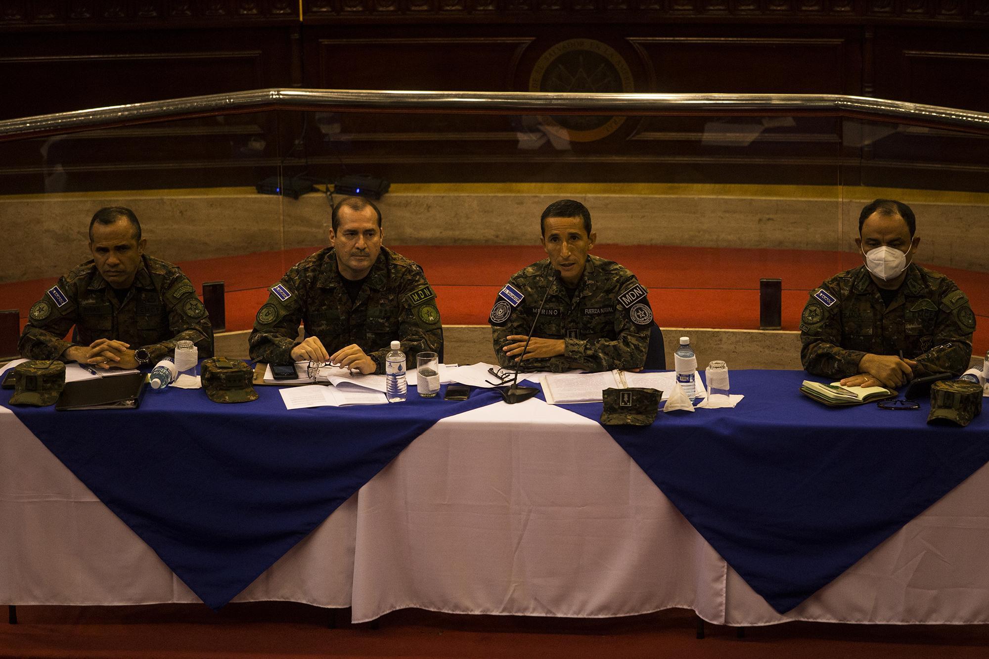 Francis Merino Monroy during a congressional hearing. The Minister of Defense seated between generals to respond to questions about the military presence in the hall of the Legislative Assembly this February 9. Photo from El Faro: Víctor Peña.