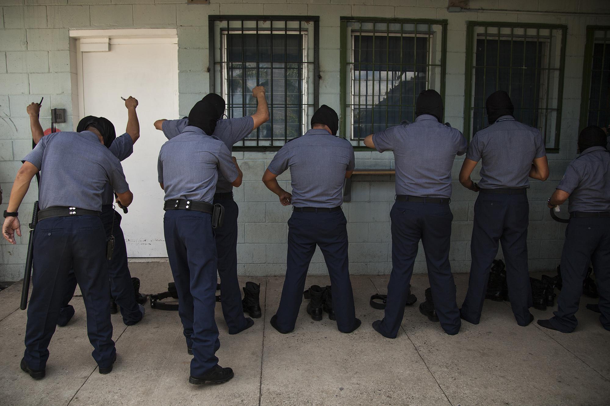 Un grupo de custodios se alista para realizar el traslado de miembros de la MS-13, en el penal de máxima seguridad, en Zacatecoluca, el 9 de agosto de 2017. Foto de El Faro: Víctor Peña. 