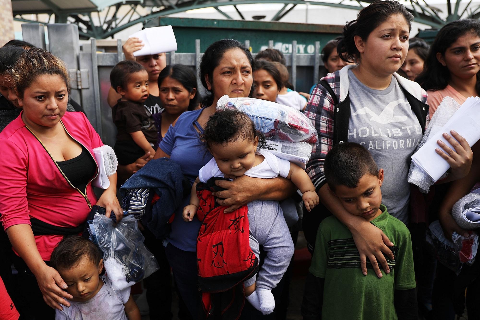 Un grupo de mujeres junto a sus hijos en la estación de buses de Mc Allen, Texas. Gran parte de estas familias llegaron a Estados Unidos huyendo de la violencia en Guatemala, Honduras y El Salvador. Foto: Spencer Platt/Getty Images/AFP