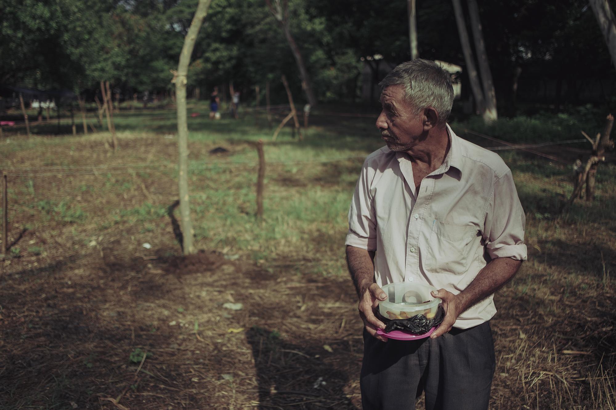 José Darío Argueta, de 74 años, tiene un espacio en el nuevo asentamiento. Hasta hace un tiempo vivía de la albañilería, pero su cuerpo no da más. Darío nunca ha tenido un hogar propio, no tiene pensión y ahora busca un lugar digno donde pasar sus días. 