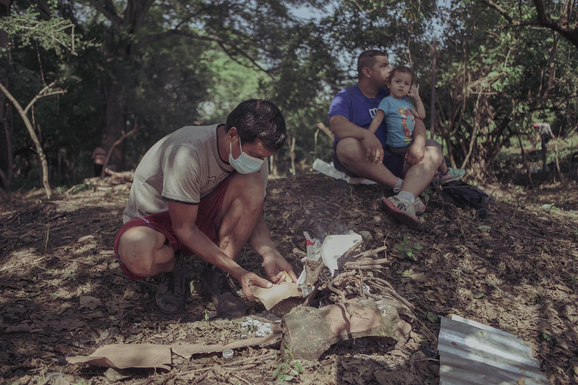 Sebastián Orellana intenta encender fuego para la preparación de alimentos. Algunas actividades las realizan de manera comunitaria. Si alguien no tiene qué comer los que si tienen le convidan. 